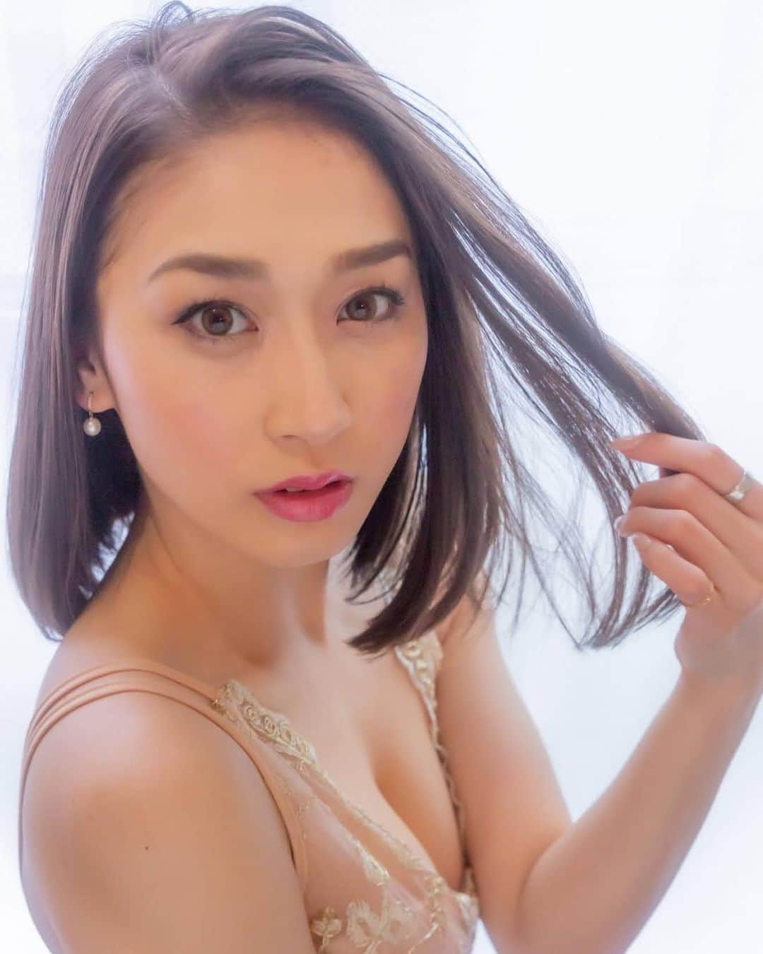 アンジュのインスタグラム：「. . 数年前は髪短かったんだなぁって💭 最近は髪色、カットするならどんなふうにしようかめちゃくちゃ迷ってる🤦‍♀️ . . #ポートレート #撮影 #撮影会 #モデル #アンジュ #japan🇯🇵 #philippines🇵🇭  #japina  #aovportraits #createcommune #creative_portraits #fatalframes #inframeph #inspirationcultmag」