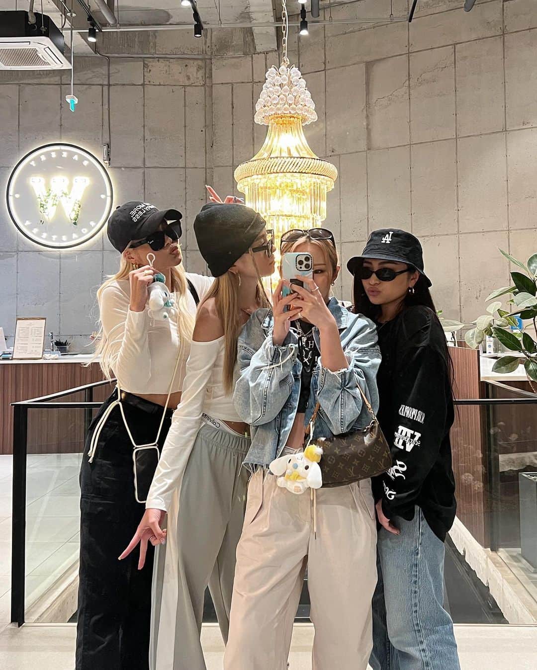 のインスタグラム：「. このメンバーで韓国行けて良かった🇰🇷💙  買い物は不発に終わったが それでも買い物を犠牲にして遊んで 良かったと思える思い出ができた🤣💗  ノープランだったのに 大満足に終わった🤣 . . . . .  #韓国旅行#女子旅#カフェ#おしゃれカフェ#韓国グルメ#旅行コーデ#カジュアルコーデ#海外ガール#海外コーデ#古着コーデ#スニーカーコーデ#スニーカー女子#ストリートコーデ#ヘアアレンジ#黒髪#スーパーロングヘア#グレーコーデ#海外メイク#海外ヘア#外国人風#ハーフ #koreatravel#koreacafe#fashionblogger#fashiongram#nikesportswear#usedfashion#nikeshoes#y2k#dunklow」