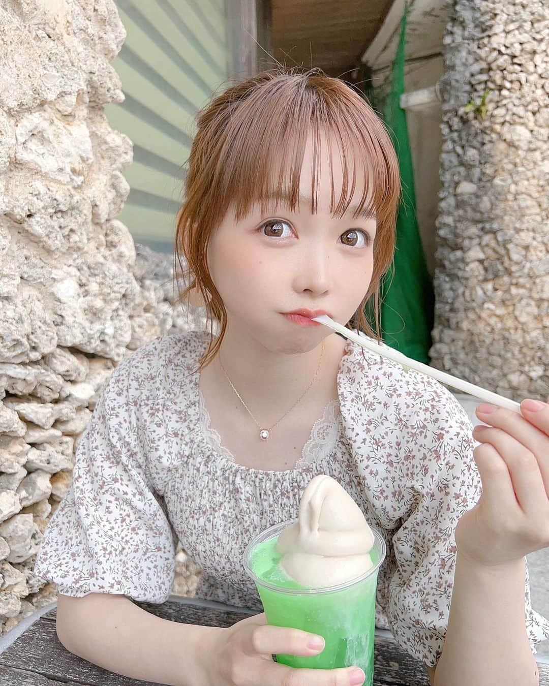 ハルナのインスタグラム：「． ． ⁡ だいすきなクリームソーダと 出来たての塩サーターアンダギー🍈♡ ⁡ 誰かクリームソーダ部入りません？ ⁡(勧誘。笑) ． ． #過去pic #川平湾 #川平湾カフェ #沖縄 #沖縄グルメ #クリームソーダ #私服 #白コーデ #ワンピースコーデ #ポニーテール #ポニーテールヘアアレンジ #ミディアムヘア #ミディアムヘアアレンジ #簡単アレンジ #簡単ヘアアレンジ #ヘアスタイル #ヘアアレンジ #ぱっつん前髪 #좋아요 #좋아요환영‪ #𝒊𝒏𝒔𝒕𝒂𝒈𝒐𝒐𝒅 #𝒊𝒏𝒔𝒕𝒂𝒍𝒊𝒌𝒆」