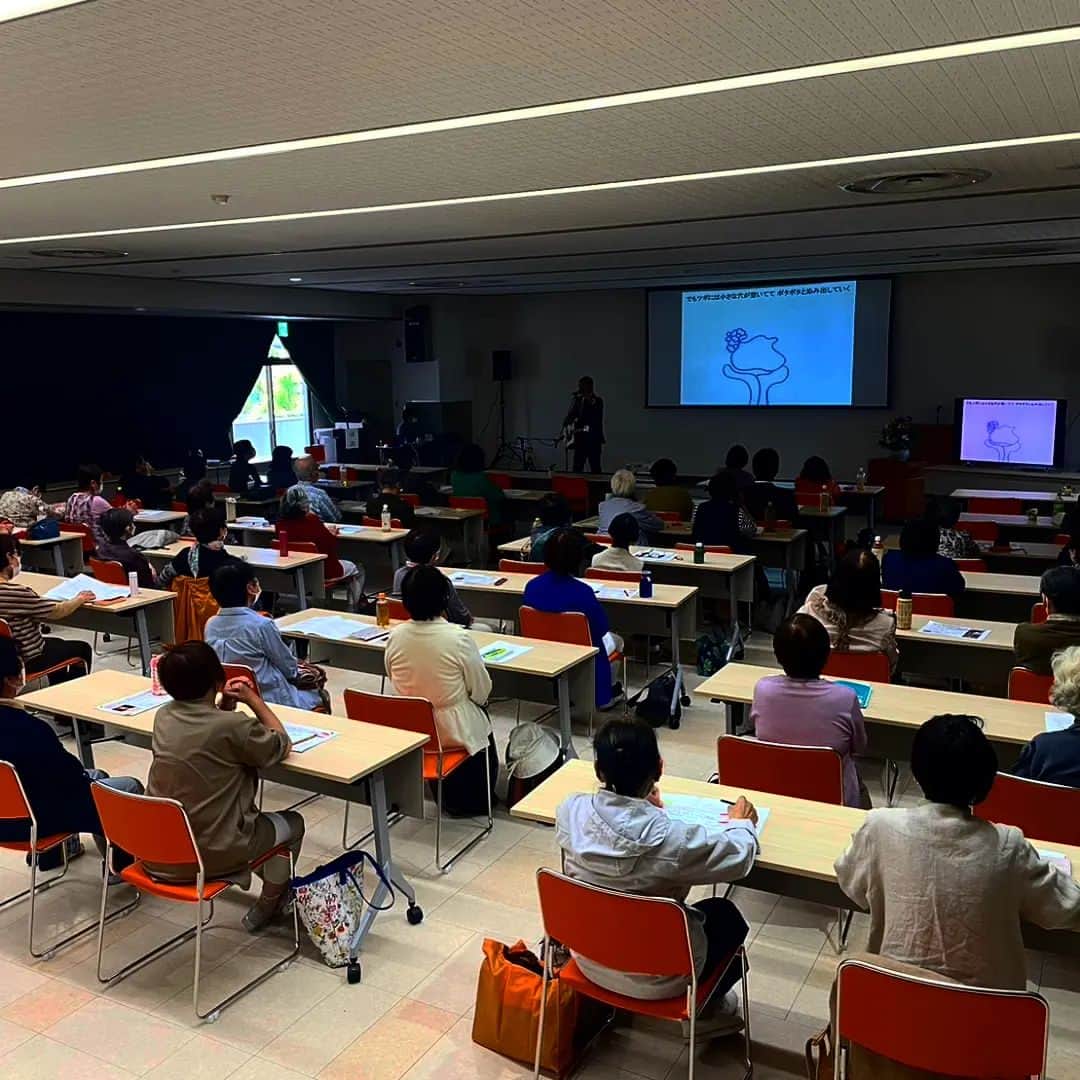 松本隆博のインスタグラム：「。⁡ ⁡今日は愛媛県精神保健ボランティア連絡協議会主催の講演コンサートでした。 場所は松山市道後町2丁目12-11 愛媛県身体障がい者福祉センター２階ホール 参加者は県内精神保健ボランティア約100人。 演題テーマは「笑顔・素直・感謝　〜ボランティア活動と人の絆〜」1時間25分。  約300人が15の精神保健ボランティアグループに所属し、それぞれの市町において精神障がい者の生活支援や作業所等での活動支援にボランティアされていて、当協議会は、それらのグループで構成されている任意団体。 数年ぶりに開催される総会に併せて講演会を実施、ぜひ松本隆博にと有難い依頼を快諾。 沢山笑って泣いて感動の嵐を頂きました‼️ 大成功でした。ありがとうございました。  還暦少年 松本隆博」