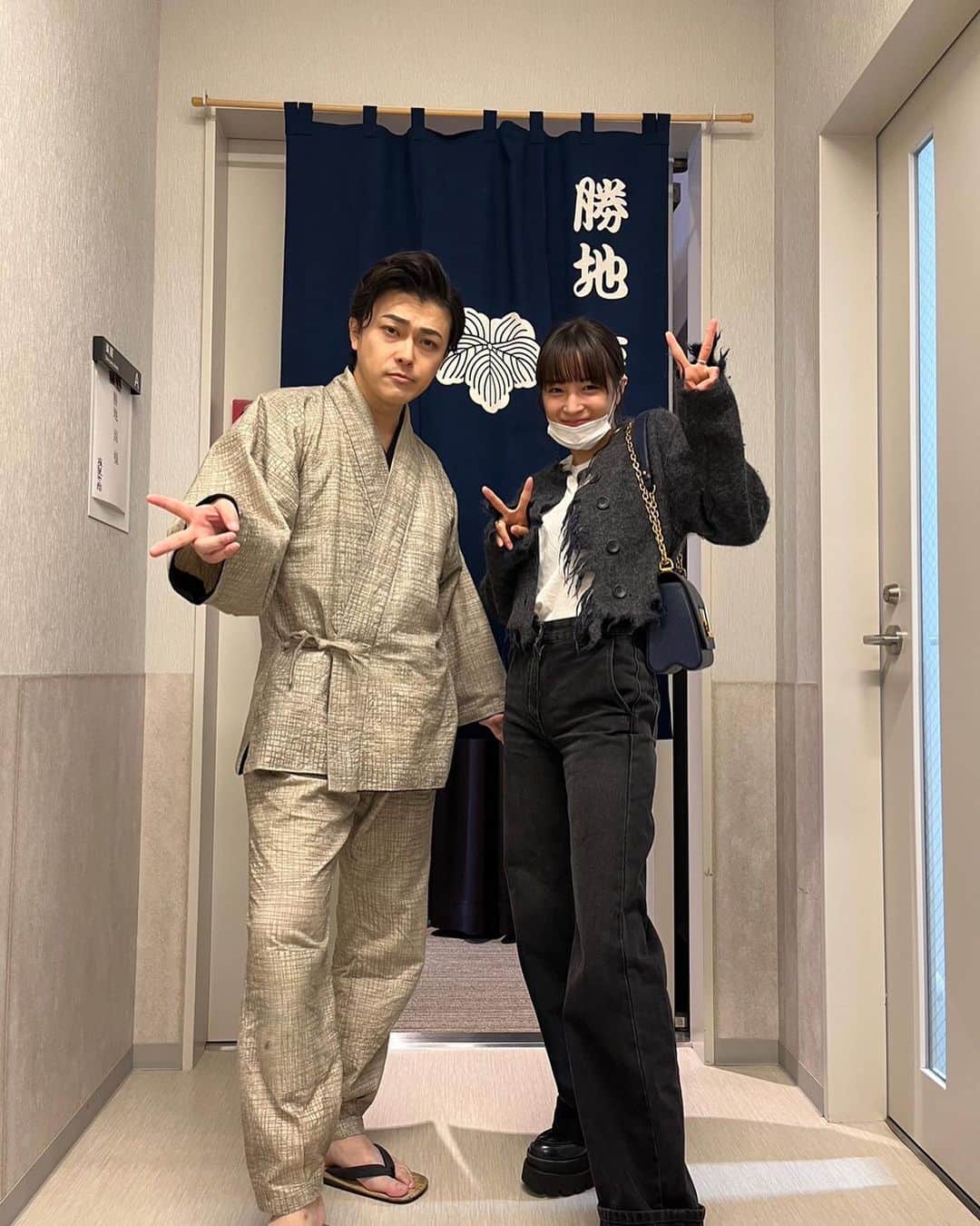 のインスタグラム：「ずーすーずー観劇！！  すず？ねぇ？すず？ 顔どうした？ ちっちゃすぎやしないか？ 会うたび小さくなってるよ？ ちょっとさ。 もうアマオウじゃん🍓 次あったらグリンピース。 いや、シラスくらいになっちゃうよ。肌白いし。 「広瀬グリンピーすず」か 「広瀬シラすず」か 「広瀬ぇ顔面小さいんですず」 に改名だな。  書いてて意味わからんよ。 自分でもな。 疲れたんだな。 ありがとうね来てくれて。 いつか舞台一緒に立ちたいね。  あ、そうか 「舞台ネメシス」があるか😉 ねーわ！　　(やりたいけど、笑)  いつもうっさくてごめんよ。 いつも相手してくれて ありがとうございますずぅ〜。  @suzu.hirose.official」