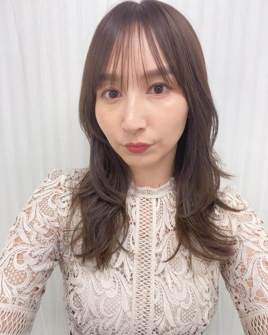 渕上彩夏のインスタグラム：「𓂃 𓂃 最近のお気に入りリップ☺︎︎  マットだけどサラサラで唇に染み込んでいく感じ。 そして落ちにくい。 これを塗ったあとにオペラのリップ重ねてます✨ オペラの色はフィグを重ねると赤よりのピンクになって大人可愛い感じ テラコッタを重ねるともう少し馴染むヘルシーな感じになるよ〜🥰  NARS エアーマット　ウルトラティントリップ 888ダスティーローズ  おすすめ🌷  #NARS #ナーズ #ティントリップ #落ちにくいリップ #オペラリップティント」