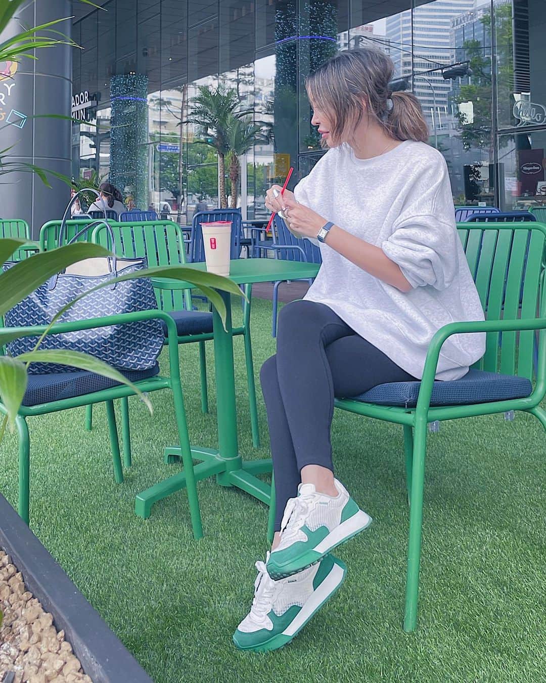 marikoさんのインスタグラム写真 - (marikoInstagram)「スウェット  まだまだ肌寒い日には @frenchfries.tokyo の バックロゴスウェットを愛用💚 バックロゴのグリーンと スニーカーでグリーンをリンク🌵  椅子のグリーンは偶然のリンク🪀  ・ ・ ・ #スニーカーコーデ#カジュアルコーデ  #カジュアルファッション#ザラ #スウェットコーデ#レギンスコーデ」5月24日 20時24分 - mariiko_re