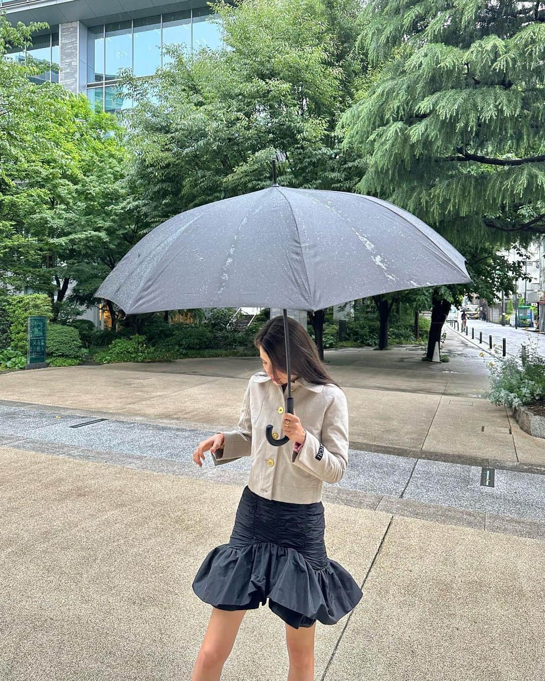 マギーのインスタグラム：「🍬🍬🍬🍬🍬 昨日寒すぎてジャケットの下に ニット仕込んだらもこもこしちゃった🙊  Wearing lovely @patou 🩷」