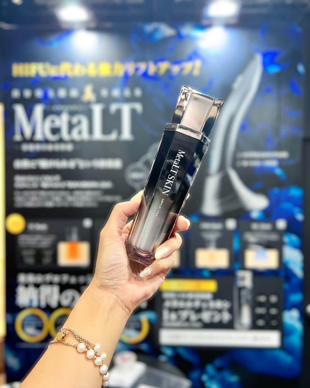 mii_stagramさんのインスタグラム写真 - (mii_stagramInstagram)「💗𝚋𝚎𝚊𝚞𝚝𝚢💗 先日はBWJに出展されていた 家庭用全身美容器 【 𝐌𝐞𝐭𝐚𝐋𝐓 （メタエルティ）】を体験してきたよ♡ @nbs_official  @metalt_official   老舗美容機器メーカー開発の 渾身作の新商品で ★サーマルフラクショナル ★ラジオ波★EMS ★マイクロカレント  ★エレクトロポレーション 1台5役で頭皮から足裏まで 簡単に操作できて これ1つでケアが完成するって凄い👏  針状の高周波で肌を引き締め 手軽な秒速ケアが可能で 狙い撃ち集中ケアできて メイクの上からOKと 手軽に使えて何の煩わしさがないのも魅力的💕  一瞬使っただけなのに before▶︎after  向かって右側がシュッとして 頭皮もスッキリ心地よい🍀*゜  これまでの美顔器概念を一新する美顔器で スタイリッシュなデザインは お部屋に飾ってもお洒落だし すぐ使えるという利点も🫶💗  メタエルティスキン美容液も 保湿力があってみずみずしいお肌へ♡ ミスト状なので均等にいきわたり メイクの上から使えるので  乾燥対策にもなります👌  ･ ｡ 　⭐∴｡　 　　🌟ﾟ･｡  ﾟ💫｡  　　 ✨🌟 💫 　 　　 ･ﾟ⭐｡･  　　　　⭐✨｡· 　 ⭐･｡🌟･｡✨🌟 　　　 ✨🌟 　　　　 ･ﾟ💫✨° 　　 🌟 ﾟ･｡ 💫 ｡ 　　　　　ﾟ⭐｡ﾟ✨ 🌟 #metalt #メタエルティ #株式会社NBS #サーマルフラクショナル #家庭用全身美容器 #家庭用美容器 #おうちエステ #美顔器 #フェイスケア #全身ケア #フェイスケア #スキンケア #ボディケア #リフトアップ #エイジングケア #美肌 #引き締め #美容 #美容好き #美容好きな人と繋がりたい」5月24日 20時25分 - miyuki.0419.karemari