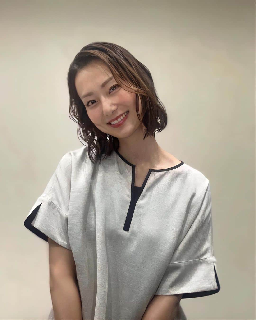 のインスタグラム：「⁡ 先週お休みしたので2週間ぶりのABEMA「倍速ニュース」でした〜！見てくれた方、コメントくれた方、ありがとうございました。 久しぶりの記者中継も☺️  今日はヘアオイルつけすぎちゃってやたらとウェットな仕上がりだったので、「風呂上がり？」ってコメント多かった🫢 ご明察…仕事前にサウナ行ってました。笑 ⁡  #テレビ朝日アナウンサー #本間智恵 #ABEMA #倍速ニュース #アナウンサーカメラ #YouTube生配信」