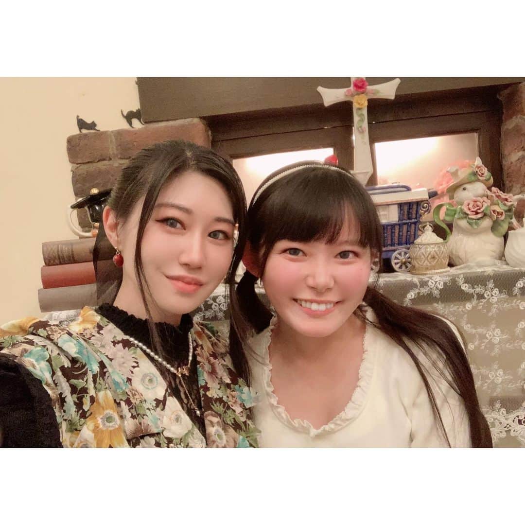 浜本あきのさんのインスタグラム写真 - (浜本あきのInstagram)「素敵なカフェで息抜き☕️💓 普段のあーたんもたまには見たいでしょ？笑 . みぃちゃん @mii_ice_love と待ち合わせして、カフェアコリットのアフタヌーンティーに行ってきました🕊️✨ みぃちゃんとは仕事でもプライベートでも一年以上会えてなくて、久しぶりだった…😭🌹 お互いいい意味で変わってなくて安心しました☺️笑 . お洒落な店内で、食器も好きなものを選べるので、うさぎのティーポットにした❣️ かわいすぎる🐰🍓 意外にボリュームもあるのが私好みのアフタヌーンティーセットだった🥺🌸 また女子会で来たいな〜💞 バタフライピーの紅茶、初めて飲みました、紫に変わるのも初めて知ってビックリ👀💙💜 . あと、みぃちゃんが紅茶を飲めるようになったのだ！！👏🏻😭✨ 素晴らしい！笑 . . . . #カフェアコリット  @cafe_acorite  #アコリット  #アコリットカフェ  #cafeacorite #acorite  #アフタヌーンティー  #ヌン活 #afternoontea  #アフタヌーンティーセット  #アフタヌーンティー巡り  #喫茶店 #池袋カフェ #東京カフェ #カフェ巡り #喫茶店巡り  #バタフライピー #紅茶 #ティーポット #アンティーク #アンティーク #おしゃれカフェ  #リアルリカちゃん  #みいのお胸様  #女子会 #スイーツ巡り #スイーツ部 #デートスポット #グルメ女子 #女子力向上委員会 #可愛い女の子 #お洒落カフェ」5月24日 20時38分 - _a_a_tan