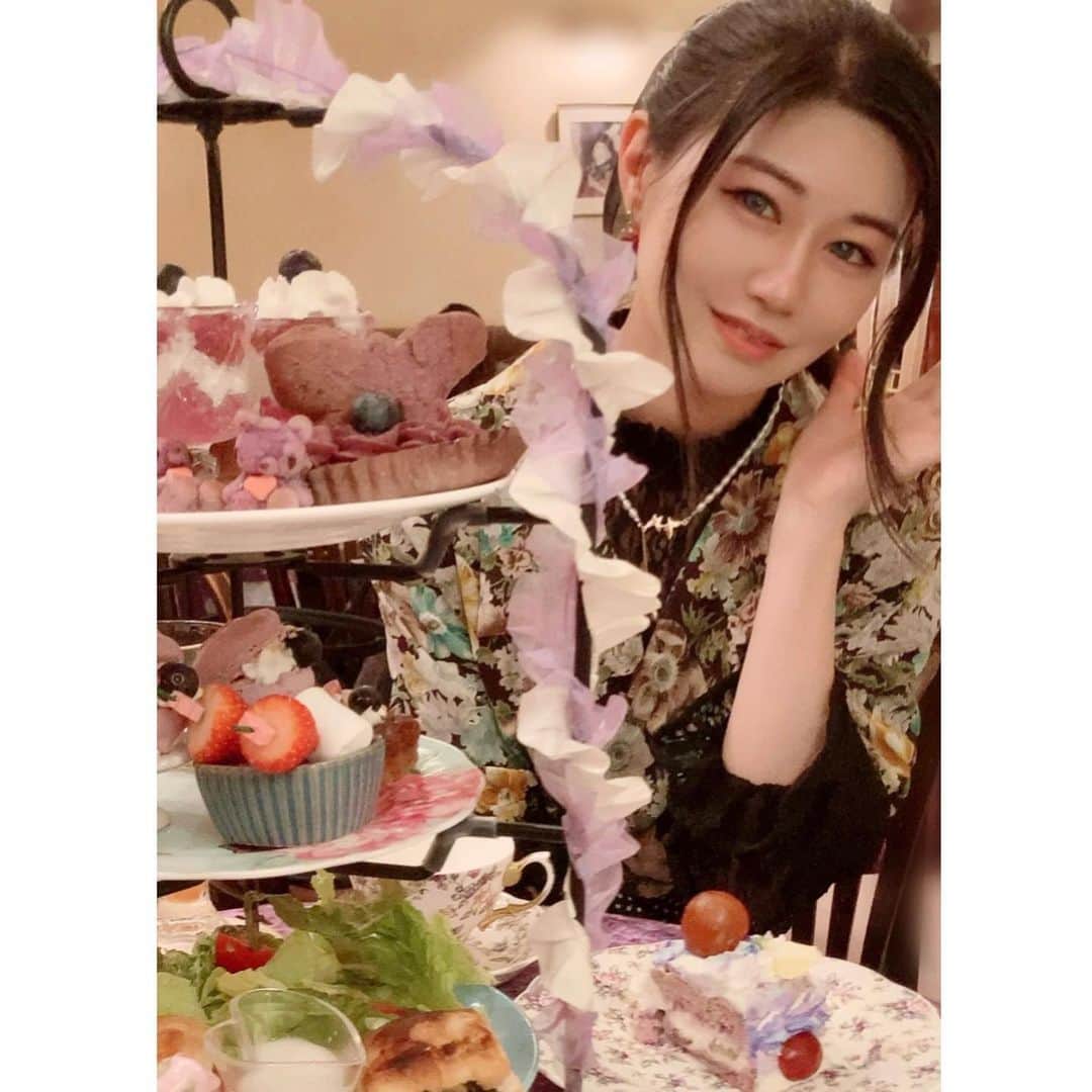 浜本あきのさんのインスタグラム写真 - (浜本あきのInstagram)「素敵なカフェで息抜き☕️💓 普段のあーたんもたまには見たいでしょ？笑 . みぃちゃん @mii_ice_love と待ち合わせして、カフェアコリットのアフタヌーンティーに行ってきました🕊️✨ みぃちゃんとは仕事でもプライベートでも一年以上会えてなくて、久しぶりだった…😭🌹 お互いいい意味で変わってなくて安心しました☺️笑 . お洒落な店内で、食器も好きなものを選べるので、うさぎのティーポットにした❣️ かわいすぎる🐰🍓 意外にボリュームもあるのが私好みのアフタヌーンティーセットだった🥺🌸 また女子会で来たいな〜💞 バタフライピーの紅茶、初めて飲みました、紫に変わるのも初めて知ってビックリ👀💙💜 . あと、みぃちゃんが紅茶を飲めるようになったのだ！！👏🏻😭✨ 素晴らしい！笑 . . . . #カフェアコリット  @cafe_acorite  #アコリット  #アコリットカフェ  #cafeacorite #acorite  #アフタヌーンティー  #ヌン活 #afternoontea  #アフタヌーンティーセット  #アフタヌーンティー巡り  #喫茶店 #池袋カフェ #東京カフェ #カフェ巡り #喫茶店巡り  #バタフライピー #紅茶 #ティーポット #アンティーク #アンティーク #おしゃれカフェ  #リアルリカちゃん  #みいのお胸様  #女子会 #スイーツ巡り #スイーツ部 #デートスポット #グルメ女子 #女子力向上委員会 #可愛い女の子 #お洒落カフェ」5月24日 20時38分 - _a_a_tan