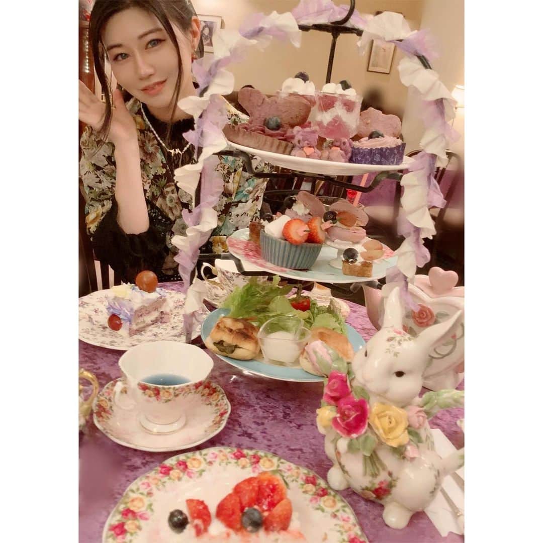 浜本あきのさんのインスタグラム写真 - (浜本あきのInstagram)「素敵なカフェで息抜き☕️💓 普段のあーたんもたまには見たいでしょ？笑 . みぃちゃん @mii_ice_love と待ち合わせして、カフェアコリットのアフタヌーンティーに行ってきました🕊️✨ みぃちゃんとは仕事でもプライベートでも一年以上会えてなくて、久しぶりだった…😭🌹 お互いいい意味で変わってなくて安心しました☺️笑 . お洒落な店内で、食器も好きなものを選べるので、うさぎのティーポットにした❣️ かわいすぎる🐰🍓 意外にボリュームもあるのが私好みのアフタヌーンティーセットだった🥺🌸 また女子会で来たいな〜💞 バタフライピーの紅茶、初めて飲みました、紫に変わるのも初めて知ってビックリ👀💙💜 . あと、みぃちゃんが紅茶を飲めるようになったのだ！！👏🏻😭✨ 素晴らしい！笑 . . . . #カフェアコリット  @cafe_acorite  #アコリット  #アコリットカフェ  #cafeacorite #acorite  #アフタヌーンティー  #ヌン活 #afternoontea  #アフタヌーンティーセット  #アフタヌーンティー巡り  #喫茶店 #池袋カフェ #東京カフェ #カフェ巡り #喫茶店巡り  #バタフライピー #紅茶 #ティーポット #アンティーク #アンティーク #おしゃれカフェ  #リアルリカちゃん  #みいのお胸様  #女子会 #スイーツ巡り #スイーツ部 #デートスポット #グルメ女子 #女子力向上委員会 #可愛い女の子 #お洒落カフェ」5月24日 20時38分 - _a_a_tan