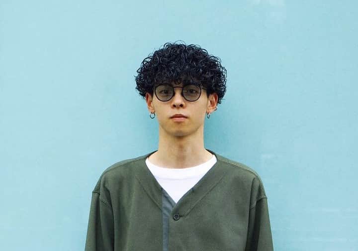 MYKITA SHOP TOKYOさんのインスタグラム写真 - (MYKITA SHOP TOKYOInstagram)「【限定生産モデル"ANTTI MatteBlack/Black"着用画像】  流行り廃りのないシェイプに、マットブラックのアセテートが立体感とモダンな雰囲気を感じさせます。眼が程よく透けるレンズカラーが加わり、どんな場面でもさりげなくかけていただける一本です。  Limited production model "ANTTI MatteBlack/Black" wearing image  The matte black acetate gives a sense of three-dimensionality and modernity to a shape that has never gone out of style. With the addition of a lens color that allows the eyes to see through moderately, this is a pair that can be worn casually in any situation.  #mykita  #mykitalite  #sunglasses  #sunglassesfashion  #マイキータ  #サングラス」5月24日 20時37分 - mykitashopsjapan