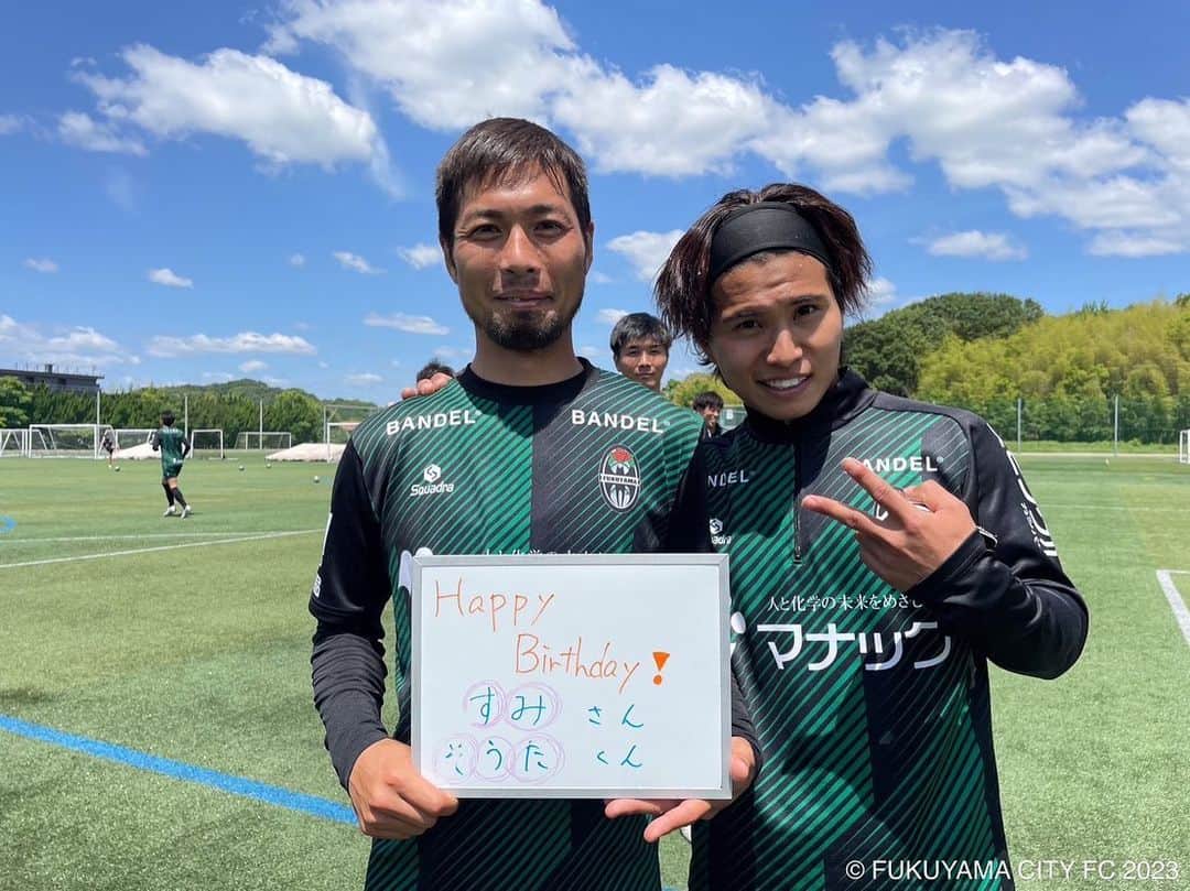 濱口草太のインスタグラム：「24歳になりました！！ 福山に来たときは21歳でしたが気づけばもう24歳🌹笑 福山に来て沢山の大事な仲間ができて毎日楽しいです！  沢山のメッセージありがとうございます🫶🏻  誕生日1日違いのスミさんといつもお世話になりまくってるトクシュン先輩と📷  #スミさん #めちゃくちゃサウナー #スマブラめちゃ強いらしい #トクはスマブラばり弱い」