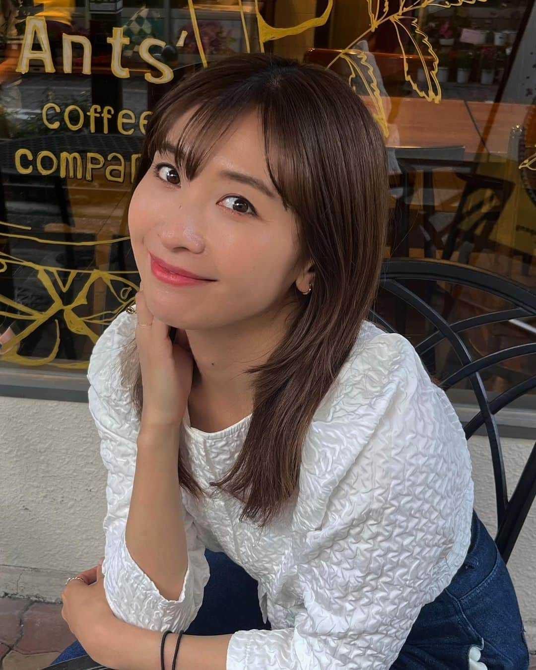 山崎真実のインスタグラム：「可愛いカフェ巡りしたい！ 暖かくなったからテラス席でゆっくりお茶できたらいいなぁ、、  #アンツカフェ #カフェ友達募集中 #カフェ #youtube更新 #youtubeみてね #youtube #山崎真実」