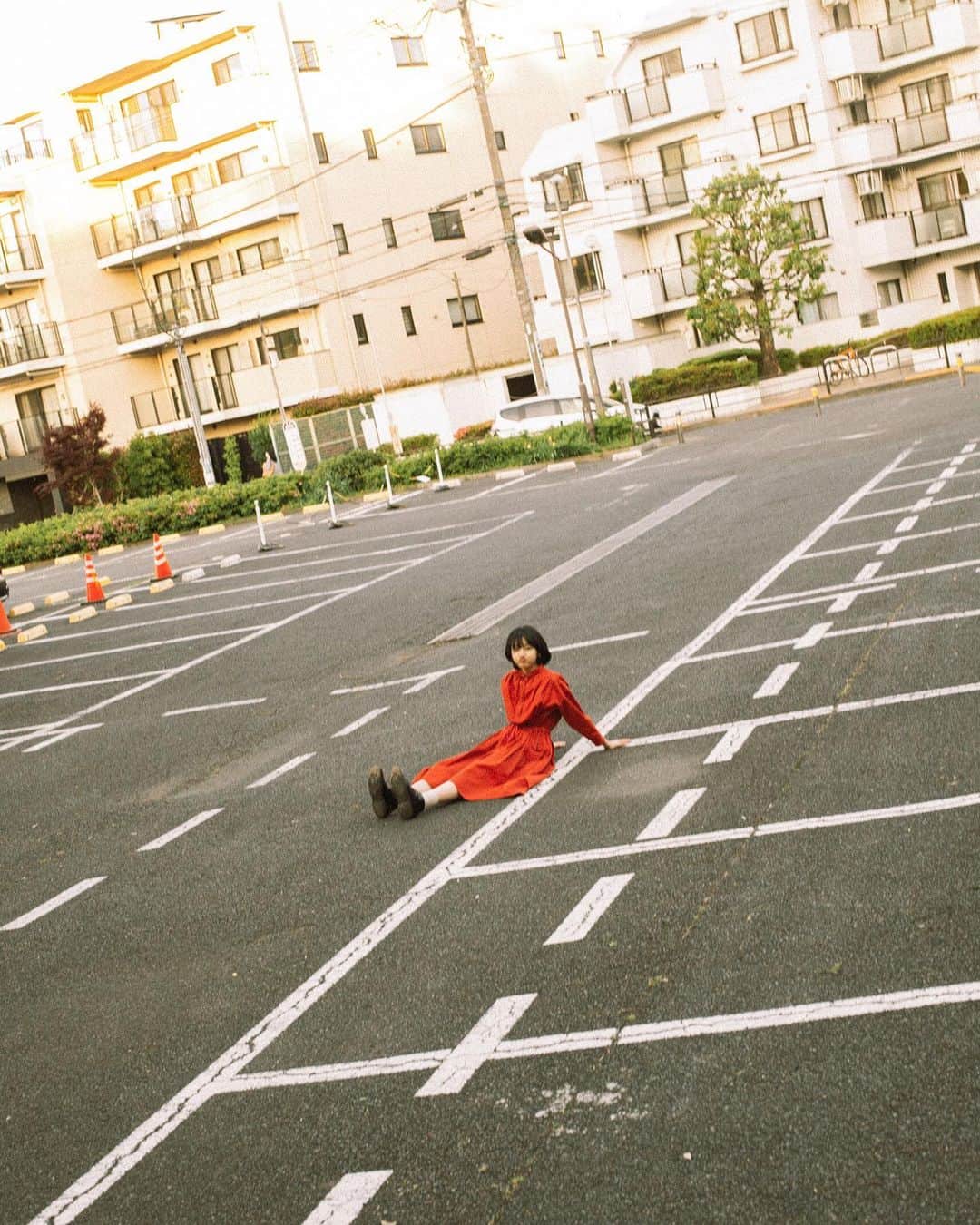 酒井貴弘のインスタグラム：「東京路地裏散歩 / yukino  東京の路地裏やその周辺を目的地も決めず散歩しながら2人で写真を撮る。  写真のビジュアルよりも自分の中で大切なものがなんかのか、なんだか最近ようやく少しわかってきた気がする。」