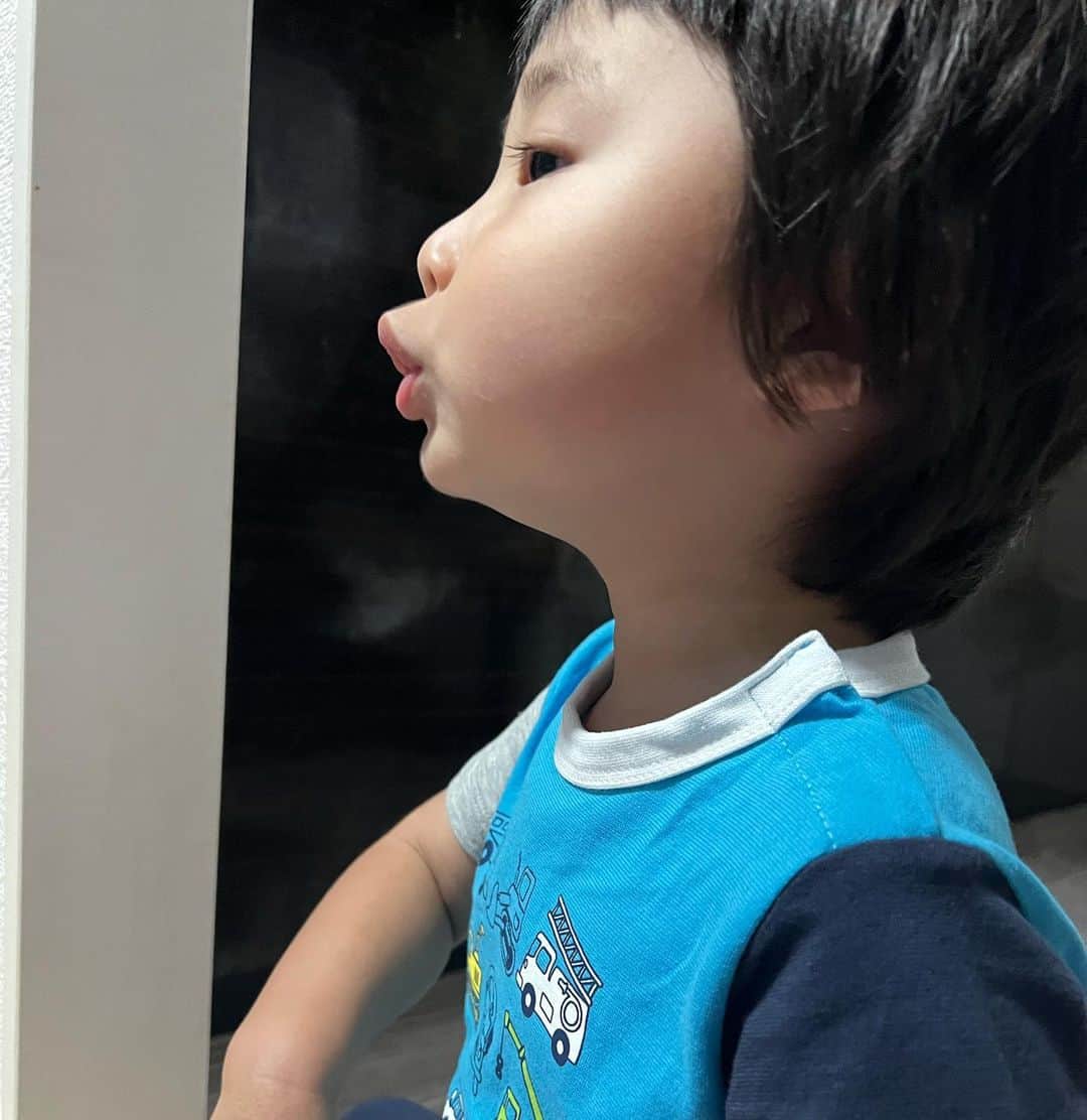 滝川りおのインスタグラム：「お気に入りのお菓子を食べて ルンルンしてる息子👦🏻💙  あともう2週間ちょっとで 3歳- ̗̀ 👏🏻👏🏻   #もうすぐ3歳男の子 #年子」