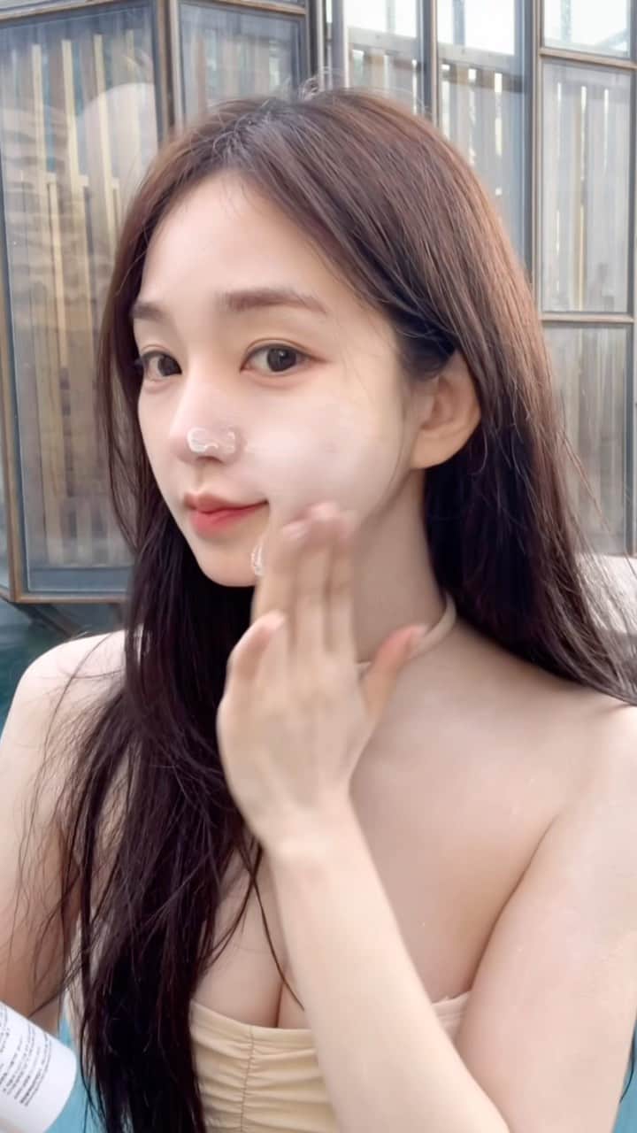 キム・ドヨンのインスタグラム：「드디어 오픈한 화이트태닝스프레이는 •1. 액체형태로 흡수율이 좋아 들뜸없이 내 피부같은 자연스러움 •2. 뭉치고 피부보정에 방해되는 몇가지 썬기능성 성분을 제외시키고 톤업에만 집중하여 완벽하고 자연스러운 뽀얀 피부표현  +썬기능을 가진 제품은 물리적 차단 성분(티타늄디옥사이드, 징크옥사이드)을 정해준 수치만큼 꼭 넣어야합니다 하지만 물리적 차단성분의 수치가 높을수록 자외선이 차단될순 있지만 피부에 막을 씌워 자외선을 반사시켜 막을 씌우는 성분 특성상 피지분비가 많은 피부 사용 시 간혹 모공을 막을 우려가 있고 사용 시 하얗게 뜨는 백탁현상이 생길수밖에 없습기때문에 피부에 유해하지않을정도의 적정량만 추가하였습니다)  •3. 특허원료를 사용하여 지속적 영양공급으로 유기적인 효과 •4. 내 피부에 들뜸없이 밀착하여 땀과 물에도 끄떡없는 유지력 •5. 제형 자체가 좋아 다른 도구 없이 손으로만 간편하게 사용가능    제품을 흡수시킨후에도 촉촉함을 살리고자 피부를 매끄럽게해주는 보습제의 대표주자 글리세린, 알로에베라잎즙,소듐하이알루로네이트와 피부를 유연하고 매끄럽게 해주는 병풀추출물,녹차추출물,토코페릴아세테이트 성분을 추가하여 흡수를 도와주는 특별한 도구 없이, 손으로 편하게 문질러 발랐을때 가장 이쁜 피부표현을 할 수 있게 제작하였습니다  평일기준 2-4일 배송기간 생각하고 주문주세요)」