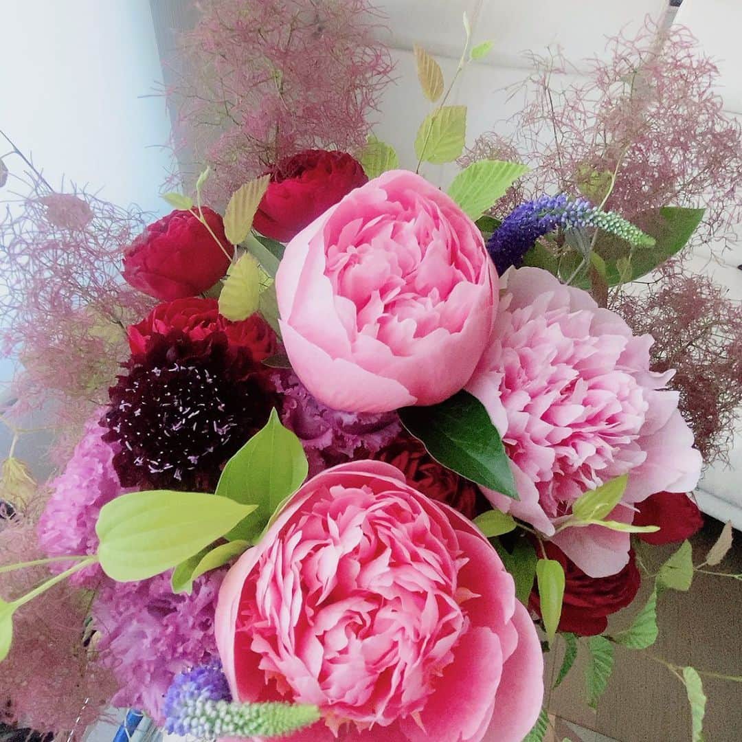 上田祥子のインスタグラム：「美しい花束を頂戴し、感激！  @v3toshi さん有難うございます #結婚祝い」