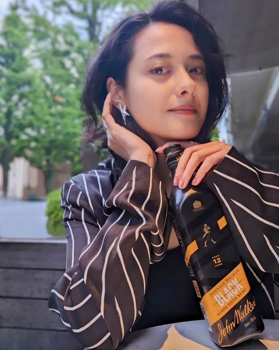 のインスタグラム：「誕生日やお世話になった方になにかギフトを送るとき、 お花や香水はよく挙げてましたが、 その方のお酒の好みを知ってるときは ボトルをプレゼントすることも実は多いです🎁  皆さんもうご存知でしょうが私自身がお酒好きなので笑、 開けて銘柄見て喜んでもらえる瞬間の顔とかすごく好き♡ (よし、ヒット🎯って自分のセレクト褒めるよね。) (そしてその場で一緒に乾杯しちゃったり🥃🥃)  ジョニーウォーカーは、今年の限定デザインにはボトルに QRコードがついていて、60秒の音声や好きなテキスト、 あと画像を添えて5ステップで手軽にオシャレな メッセージページも作れました✨ 手紙添えるとより伝わるけど、音声や画像付きメッセージを デジタルに送るのも良き♡  これ、もらった側も、同じQRコードから受け取るシステム📱  皆さんなら誰に送りたい？💐  @johnniewalkerjapan ジョニーウォーカー ブラックラベル 12年 2023年 限定デザイン  #ジョニーウォーカー #ad」