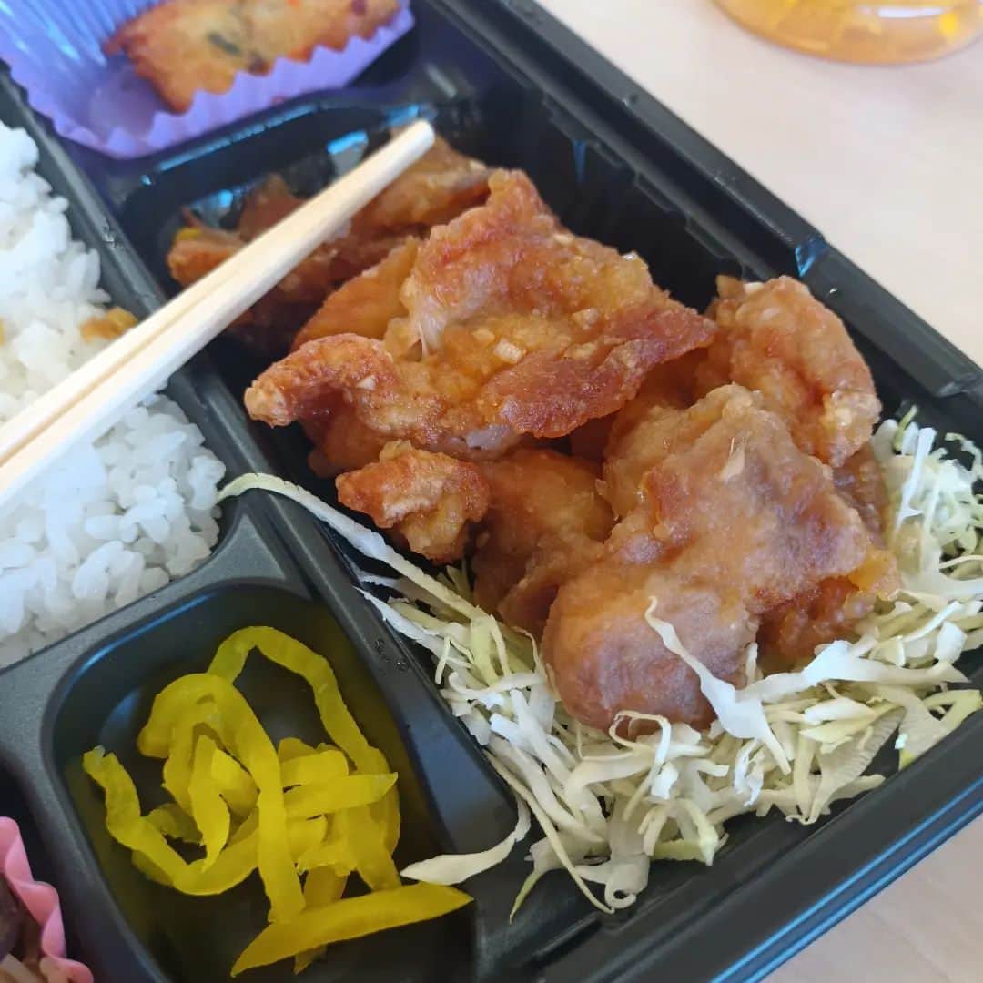 松本隆博のインスタグラム：「。⁡ ⁡今日は、愛媛県障害者支援センター⁡ ⁡にて講演コンサートです。⁡ ⁡来る時に、冗談で😛、、、⁡ ⁡「会場は、友輪荘やから、お弁当は⁡ ⁡……ユーリンチーやったりしてꉂ🤣」⁡ ⁡⁡ ⁡と言ってたら本当に、油淋鶏弁当だった⁡ ⁡件について。⁡⁡ ⁡すげー ⁡(*^^*)⁡ ⁡⁡ ⁡還暦少年 松本隆博⁡ ⁡」