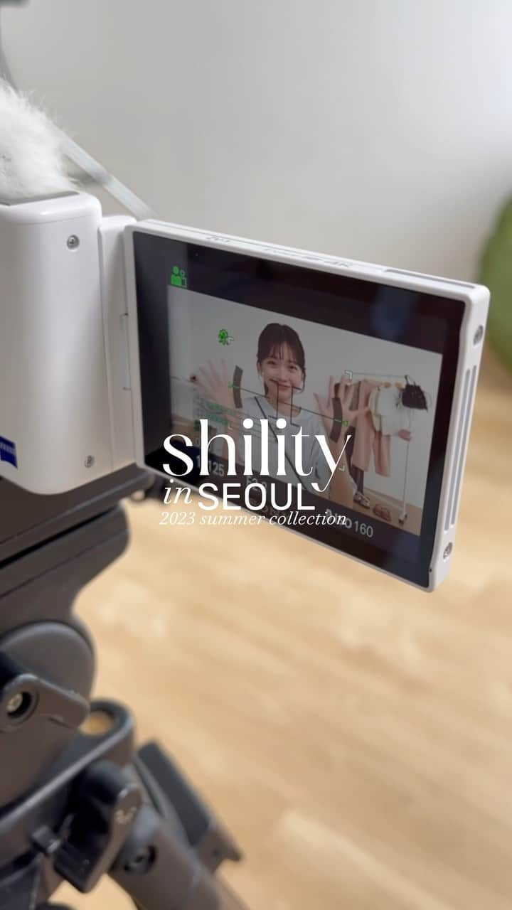 DHOLIC SNAPのインスタグラム：「@shility_dholic  in seoul 🇰🇷 2023 summer collection 👒  第2弾が明日17:00〜 OPEN📢  ディレクターの @_yuzuki22  韓国へ直接行き、本当に皆様へお届けしたいアイテム をセレクトしたのでこの夏必須itemばかりです♡  お楽しみに〜✨」