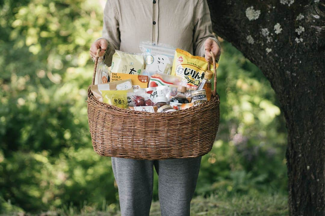 ヒラハルさんのインスタグラム写真 - (ヒラハルInstagram)「わざわざで取り扱う食品は、全て無農薬ではありませんし、全て食品添加物が入っていないわけではありません。  現代の生活に合わせて、ゆるりとしながらも健康であることは大切にしたいという気持ちでセレクトしています。  幸せの定義は人それぞれ星の数ほどありますが、その中で幸せのベースになることがあるとしたら  「できるだけ健康が保たれていること」なのではないか？とわざわざは考えています。  お客様の健康が大切です。わざわざはお客様の健康を想ってこれからも食品を選びます。  ・  また、わざわざでは日常生活を健康的に過ごすことで、さまざまな問題が解決すると考えています。  朝起きて適度な食事と運動をし、夜眠る。  当たり前の生活を粛々と続けていく中で、自分自身に語りかけ調子を整えていく作業を楽しくすることができたら、心身が健全に保たれより充実した人生を送ることができます。  そういった人生を送る人々が増えることが、社会や環境にとって最良な行動であると信じて、わざわざは人々の健康を追い求め活動をしていきます。  ・・・・・・・・・・・・・・・  #パンと日用品の店わざわざ #わざわざ #wazawaza  #よき生活者になる」5月24日 12時02分 - wazawazapan