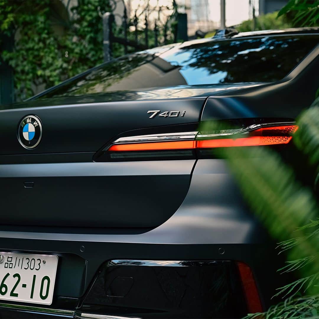 BMW Japanさんのインスタグラム写真 - (BMW JapanInstagram)「THE 7 すべてのクオリティが最上級  ツヤ消しブラックの車体が醸し出す雰囲気、車幅があるのに小回りが効き運転しやすいと語ったのは、ヴァイオリニスト #三浦文彰 さん。  先駆するラグジュアリー、BMW 740i M Sport（フローズン・ディープ・グレー）の魅力とは。  インタビュー記事は @bmwjapan アカウントトップのURLからチェック。  #FREUDEforever #先駆者が見た景色 #BMW #駆けぬける歓び #BMWJapan #THE7 #BMW7 #FORWARDISM」5月24日 12時00分 - bmwjapan