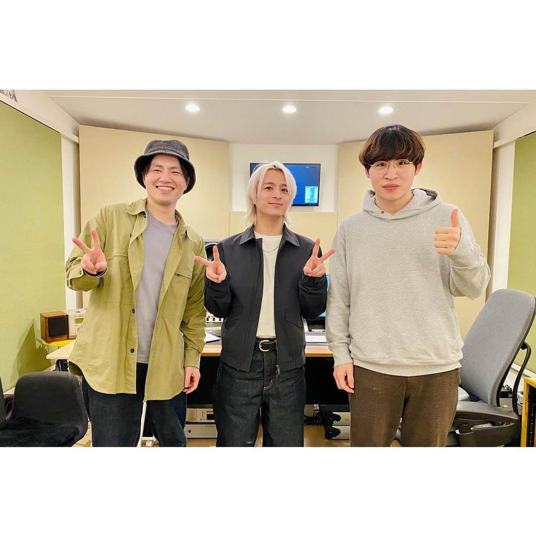 和田颯のインスタグラム：「. New Album「SCENE」本日発売！！  写真はH?NTOのミックス作業の日の一枚📷 改めて最高な曲を作ってくれた明神くん、最高なギターを弾いてくれたファンキ風格に感謝です！！ 高校の同級生と曲作れるとか最高すぎるよね？ 自分もこの曲に参加できて良かった！  正直今回のアルバム全曲好きです笑 沢山聴いてもらえたら嬉しいなー＾＾」