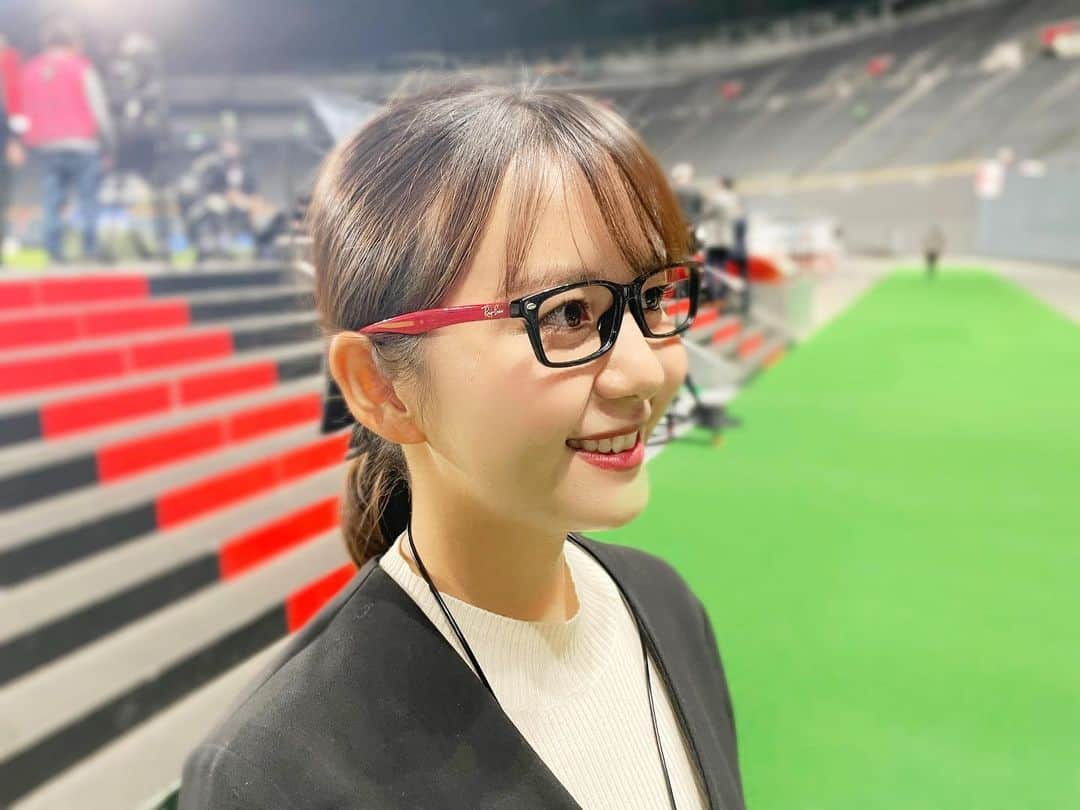 石野智子のインスタグラム：「🤓🔴⚫️  #consadole #コンサドーレ #北海道コンサドーレ札幌 #メガネサロンルック  #アナウンサー　#石野智子」