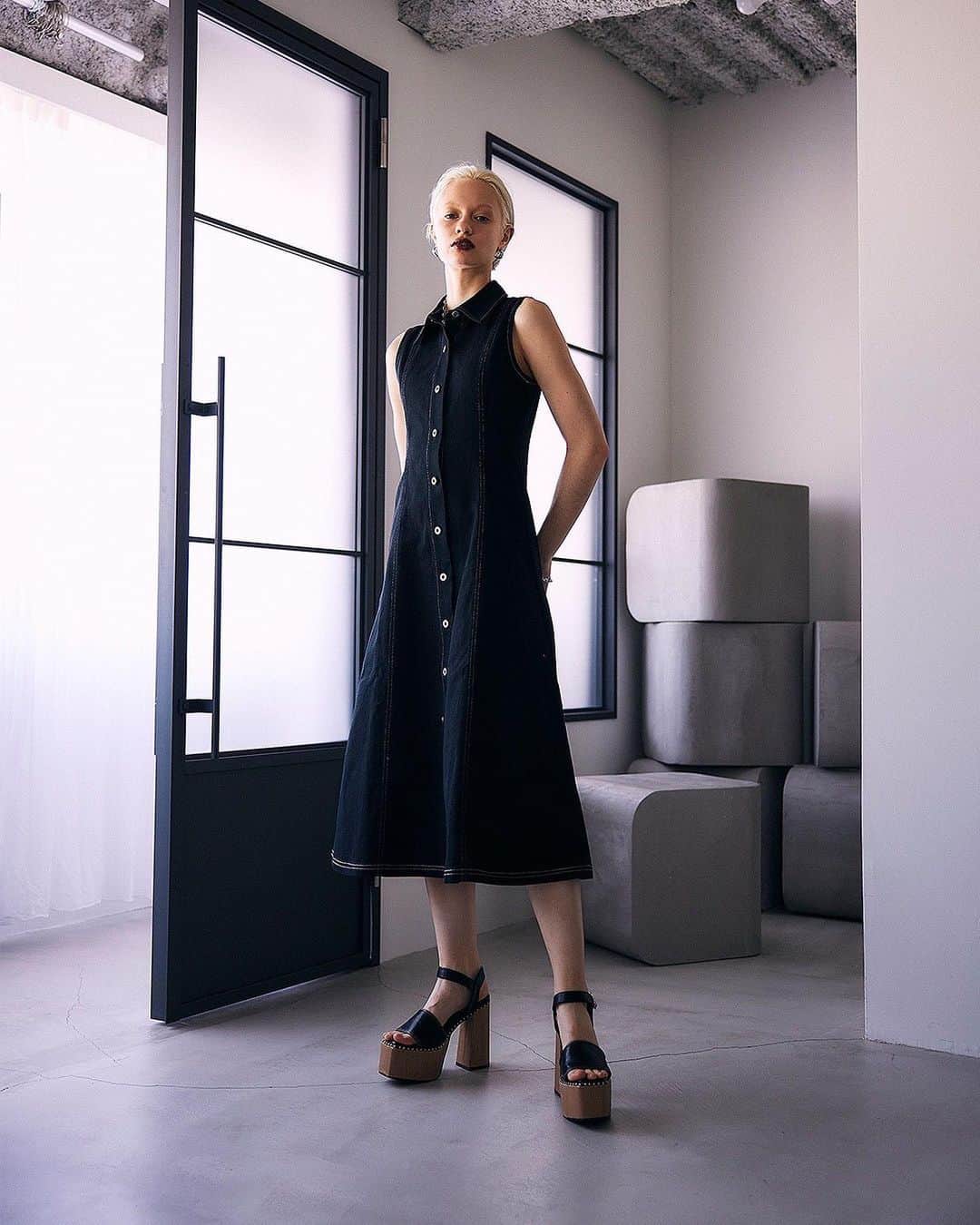 ENVYMのインスタグラム：「【𝙅𝙐𝙉𝙀 𝙞𝙩𝙚𝙢.】 ⁡ ⁡ ◾︎スイッチングツイルロングOP color / BLACK,IVORY ⁡ 美シルエットにこだわったツイル素材のロングワンピース。 ステッチデザインが程よいアクセントになり1枚で様になること間違いなし！ ネオバボタンを使用している為デニムの様なカジュアルムードもありつつ、ノースリーブの程よい肌見せがヘルシーで夏にぴったりなロングワンピースです。 ⁡ --------------------------------- ⁡ ⁡ #envym #2023ss #summer」