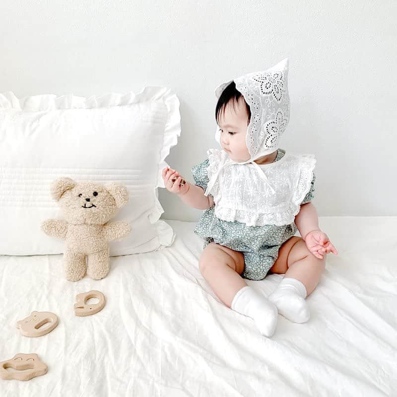 子供服のbig foRE:stさんのインスタグラム写真 - (子供服のbig foRE:stInstagram)「・  姉妹おそろい小花柄セットアップ【SU075】  姉妹おそろいで着られる小花柄のセットアップ⚘⚘⚘  爽やかなミントグリーンの小花柄が涼しげで 夏にピッタリです😉  ワンピースにはボンネットが付いていて かぶってもとても可愛いです🫶🏻  ロンパースのレースのビブ付きで取り外しもできます‎♡⃛ ̖́- は取り外し可能☆  #子供服 #キッズコーデ #韓国子供服 #kidscode #outfit #おでかけコーデ#海外子供服 #おしゃれさんと繋がりたい #kidsjapan #セレクトショップ #女の子コーデ  #男の子コーデ#女の子ママ#男の子ママ#インポート#コドモノ #ベビフル#秋アイテム#夏アイテム#お洒落さんとつながりたい#親ばか部#子供服通販#ナチュラルコーデ#プチプラ子供服#お洒落キッズ#赤ちゃんがいる生活#ママリ#子育てグラム#姉妹リンク#姉妹ママ」5月24日 12時00分 - olpemi_