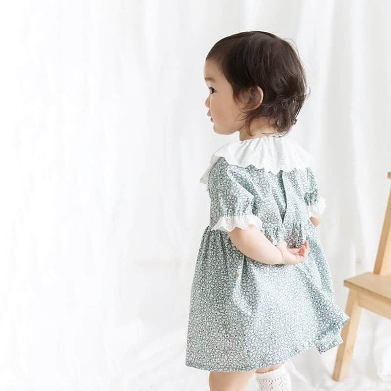 子供服のbig foRE:stさんのインスタグラム写真 - (子供服のbig foRE:stInstagram)「・  姉妹おそろい小花柄セットアップ【SU075】  姉妹おそろいで着られる小花柄のセットアップ⚘⚘⚘  爽やかなミントグリーンの小花柄が涼しげで 夏にピッタリです😉  ワンピースにはボンネットが付いていて かぶってもとても可愛いです🫶🏻  ロンパースのレースのビブ付きで取り外しもできます‎♡⃛ ̖́- は取り外し可能☆  #子供服 #キッズコーデ #韓国子供服 #kidscode #outfit #おでかけコーデ#海外子供服 #おしゃれさんと繋がりたい #kidsjapan #セレクトショップ #女の子コーデ  #男の子コーデ#女の子ママ#男の子ママ#インポート#コドモノ #ベビフル#秋アイテム#夏アイテム#お洒落さんとつながりたい#親ばか部#子供服通販#ナチュラルコーデ#プチプラ子供服#お洒落キッズ#赤ちゃんがいる生活#ママリ#子育てグラム#姉妹リンク#姉妹ママ」5月24日 12時00分 - olpemi_