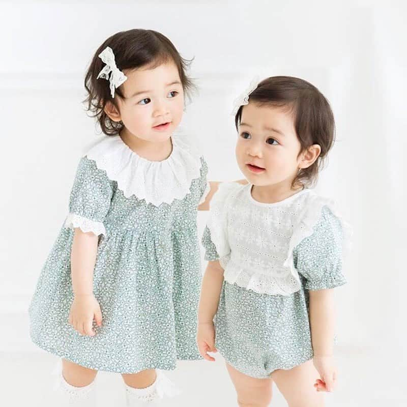 子供服のbig foRE:stさんのインスタグラム写真 - (子供服のbig foRE:stInstagram)「・  姉妹おそろい小花柄セットアップ【SU075】  姉妹おそろいで着られる小花柄のセットアップ⚘⚘⚘  爽やかなミントグリーンの小花柄が涼しげで 夏にピッタリです😉  ワンピースにはボンネットが付いていて かぶってもとても可愛いです🫶🏻  ロンパースのレースのビブ付きで取り外しもできます‎♡⃛ ̖́- は取り外し可能☆  #子供服 #キッズコーデ #韓国子供服 #kidscode #outfit #おでかけコーデ#海外子供服 #おしゃれさんと繋がりたい #kidsjapan #セレクトショップ #女の子コーデ  #男の子コーデ#女の子ママ#男の子ママ#インポート#コドモノ #ベビフル#秋アイテム#夏アイテム#お洒落さんとつながりたい#親ばか部#子供服通販#ナチュラルコーデ#プチプラ子供服#お洒落キッズ#赤ちゃんがいる生活#ママリ#子育てグラム#姉妹リンク#姉妹ママ」5月24日 12時00分 - olpemi_