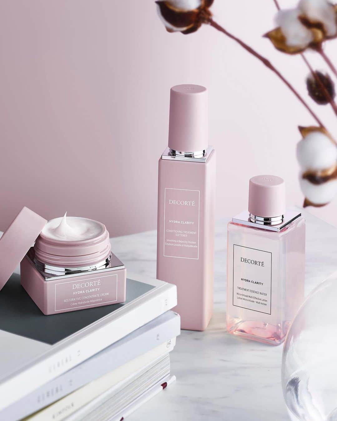 DECORTÉさんのインスタグラム写真 - (DECORTÉInstagram)「Skincare series ""Hydra Clarity"" has a sophisticated design that compliments the aesthetic of your room.  Treat yourself with a relaxing skincare routine.   スキンケアシリーズ「イドラクラリティ」は、インテリアにもなじむ洗練された可憐なデザインもその魅力。  やすらぎで包み込むような、癒しのスキンケアタイムを毎日のご褒美に♪  イドラクラリティ 薬用 トリートメント エッセンス ウォーター［医薬部外品］ コンディショニング トリートメント ソフナー/ER（エクストラリッチ） イドラクラリティ コンセントレート クリーム  #コスメデコルテ #decorte #MyDecorteMoment #HYDRACLARITY #イドラクラリティ #イドラクラリティ薬用トリートメントエッセンスウォーター #美肌 #透明感 #スキンケア #新作コスメ #新作スキンケア #skincare #beauty #jbeauty #美肌糖」5月24日 12時04分 - decorte_official