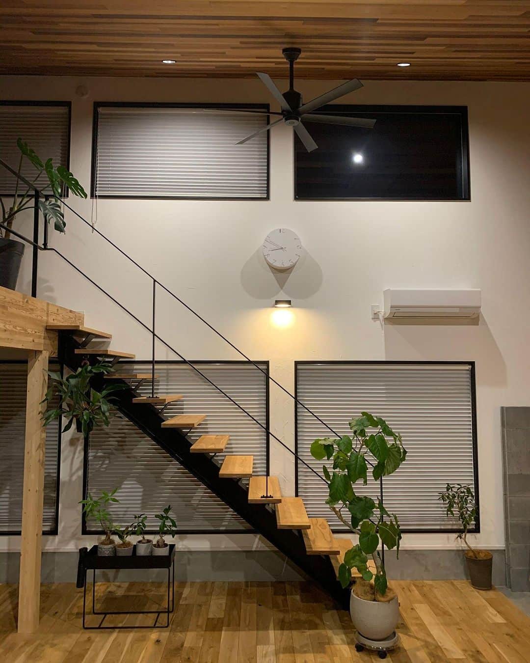 ムクリ［mukuri］さんのインスタグラム写真 - (ムクリ［mukuri］Instagram)「現場に立ち、暮らしを想像することで生まれた異素材ミックスの空間  木の温かみを感じる空間に コンクリートキッチンの無機質さが融合した インダストリアルなおうちに お住まいのasamiさん。  ご主人が施工された 「大工さんの家」ならではのアイデアと 工夫が満載の家づくりには、 プロの技が随所に活かされています。  今までたくさんの家づくりを見てきたからこそ 明確に持てた、理想のイメージと それを形にするためにしたこととは。   asamiさんのおうちの中でも印象的な 重厚感のあるコンクリートキッチンが どのようにして誕生したかを見ると、 きっと皆さん驚かれると思いますよ。  実際に現場に立ってみてわかる 光の差し込み方や空気の流れを感じながら ご夫婦で一緒に取り組んだ家づくりを ぜひご覧ください。  ▶︎ご紹介した読みもの 「g____k.a.r」で検索していただくとご覧いただけます  –––––––––––––––––– ムクリ公式アカウントでは くらしの中にある"好き"や"コダワリ"を毎日お届け。  インテリア、整理収納から家づくりなど 日常で参考になる情報から サラッと読める短編コラムまで ご紹介していますのでフォローしてぜひご覧ください。 ▶︎ @mukuri_official ・  「 #ムクリ 」のタグもいつも楽しく拝見しています☺️  オリジナルブランドは @daily_mukuri  くらしの中にあったらいいいな、 そんな商品を企画・制作、集めています。 ––––––––––––––––––  #マイホーム#家づくり記録#注文住宅#吹き抜け#吹き抜けのある家#吹き抜けリビング#吹き抜け窓 #レッドシダー#レッドシダーの天井 #漆喰壁 #漆喰の家 #勾配天井 #観葉植物#観葉植物のある暮らし#鉄骨階段#土間のある暮らし #土間のある家#造作ダイニングテーブル#観葉植物のある生活#くらしの編集#ムクリ」5月24日 12時05分 - mukuri_official