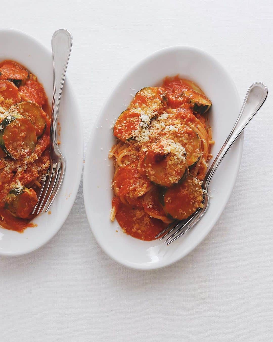 樋口正樹のインスタグラム：「Today's Lunch 🍝 . お昼ごはんにズッキーニの トマトソーススパゲッティ。 チープな粉チーズを多めで😋 . ２枚目はおまけのボナさん。 段ボールがほんと好きよね。 届いて開けたらすーぐ入る😊 . . . #ズッキーニのトマトソースパスタ #スパゲッティ #昼パスタ #パスタ部 #粉チーズ好き #spaghetti #pastalover #lovepasta」