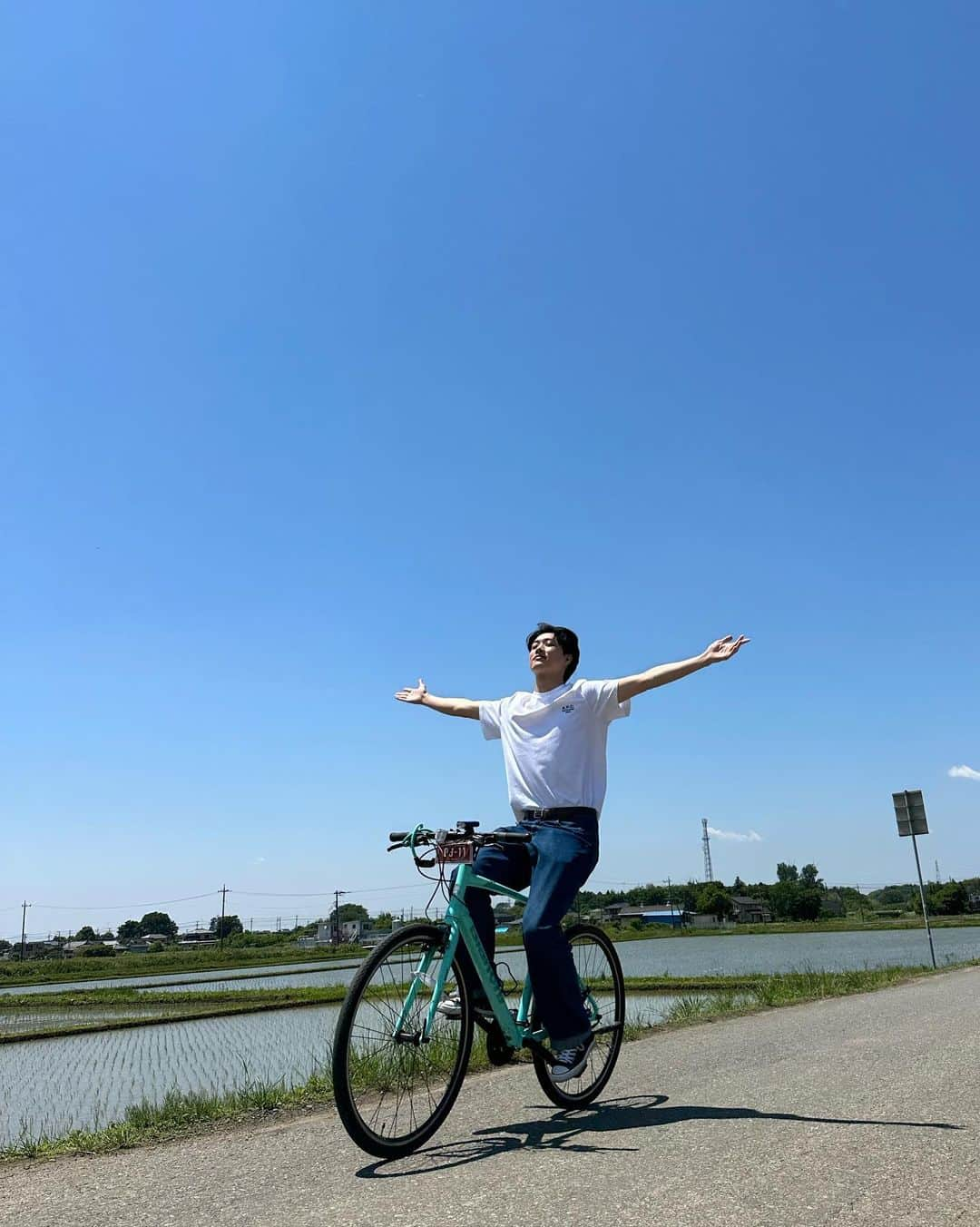 寺田拓哉のインスタグラム：「#🚲 왕년에 내가 자전거 좀 탔지 우와, 기모치이~~💙  故郷に帰って 気持ちいいサイクリング! • • #이바라키 #나들이 #☀️」