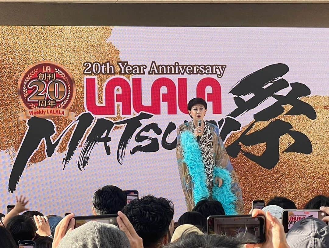 美川憲一のインスタグラム：「もう ご存じの方も いらっしゃるみたいですが、  ロスで、 LALALA祭りに 参加してきたわよ～ 創刊２０周年よ～ 凄いわよね～  たくさんの方たちが 観に来てくれたわ～ とても盛り上がったのよ～ 楽しかったわ～  たくさんの 出会いに感謝！  #美川憲一 #ロス #LALALA祭 #LALALA #創刊20周年 #祭 #神輿」