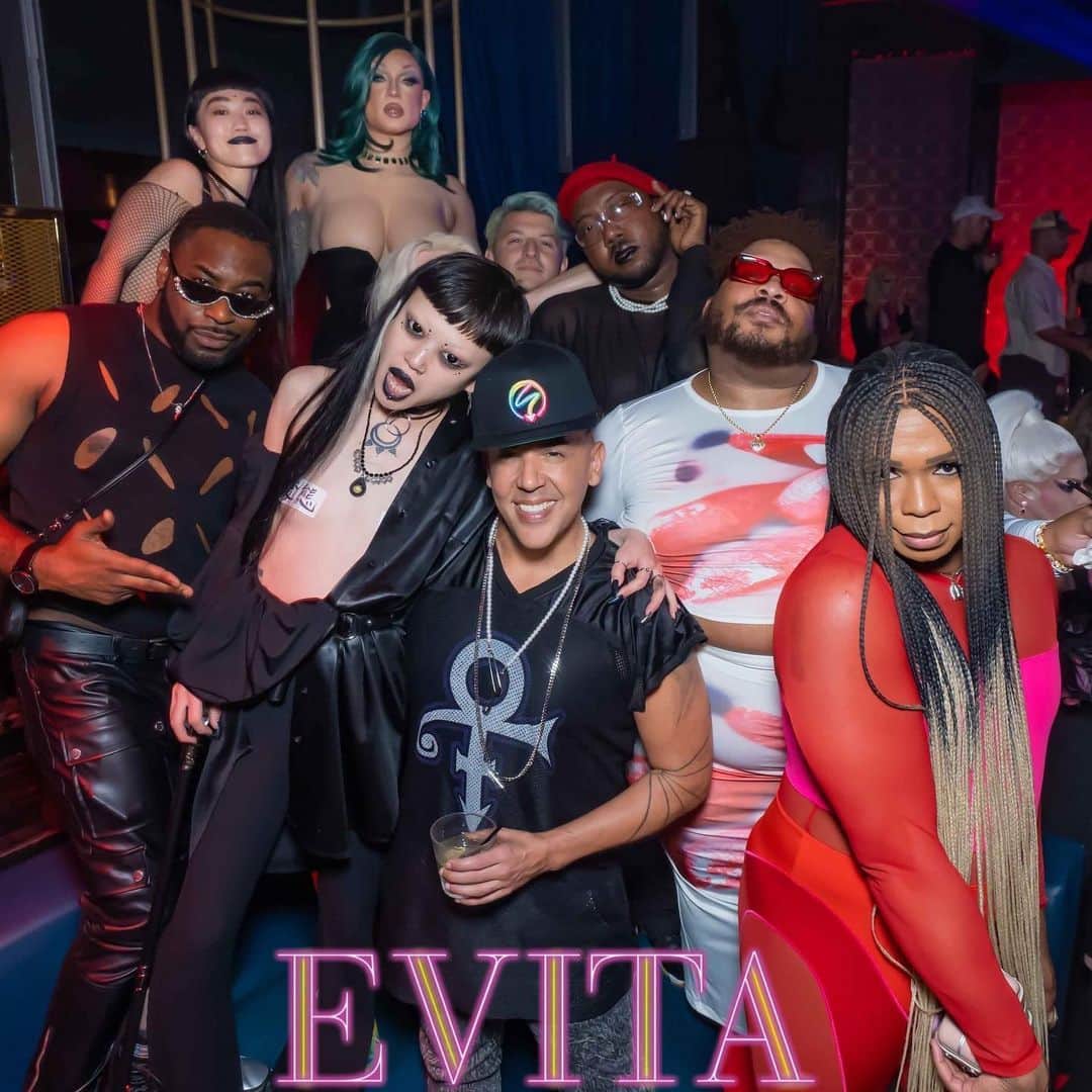 Aya Satoのインスタグラム：「Such a great night with @swallowshow fam 🖤🖤 swallowのショーに出演します！ 六月の毎週木曜にショーがあるのでよければ遊びに来てください🖤🖤チケットはswallowのwebsite からご購入いただけます🖤  Every Thursday of Jun , I’m gonna perform with these amazing people 🖤🖤ticket is available on the website 🖤 @swallowshow」