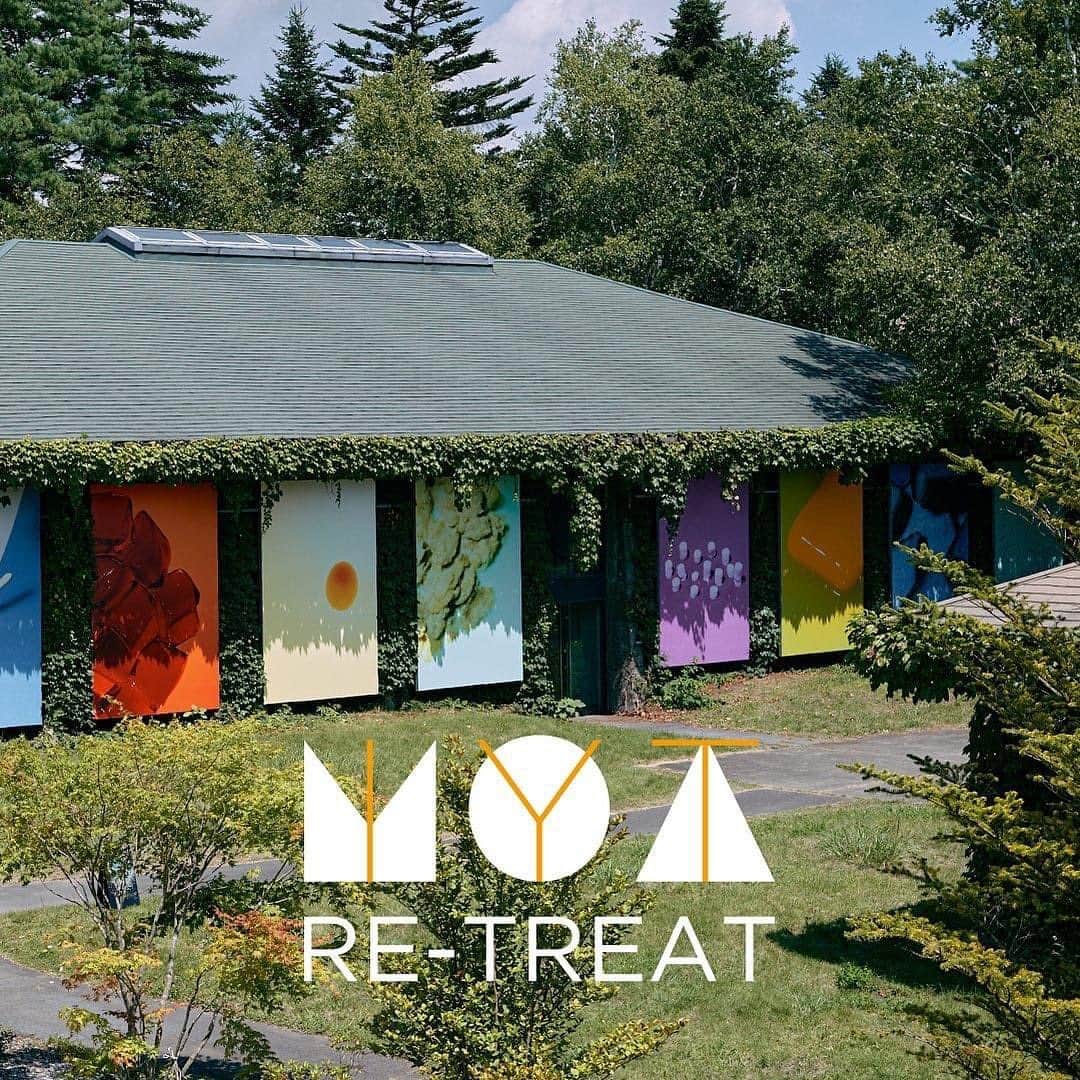 のインスタグラム：「. MI-YO-TA RE-TREAT  ザ・コンランショップが、大自然に囲まれた⻑野県・御代田町にある複合施設MMoP（モップ）で開催中のポップアップイベントMI-YO-TA RE-TREAT（ミヨタ リトリート）。 5月26日（金）から28日（日）の3日間は、ビンテージ家具や雑貨を取り扱う AXCIS CLASSIC（アクシスクラシック）と、アパレルブランドarkansas（アーカンソー）、ガラス工房STUDIO PREPA（スタジオプレパ）が参加してくれます。  RETREATとは、隠れ家、静養という意味。それは、忙しない日常からひとときの間離れ、自 分だけの時間を持ったり、リラックスして日々の疲れを癒すということでもあります。自分ら しいアイテムを発見したり、美味しいものを心ゆくまで楽しんだり、アートに触れて豊かな感 性を育んだり。「楽しい」が散りばめられた穏やかな場所で心と体をゆったりと休め、英気を 養う時間は、心豊かな暮らしを送るうえでとても大切なこと。ザ・コンランショップが紹介する様々なリトリートをぜひ体験してください。  ●会場：MMoP（モップ） ●会期：2023年6月25日（日）まで 金・土・日・祝祭日のみ開催 ●時間：10:00 〜 17:00（日曜日は16:00まで）  《参加ブランド・日程》 ● AXCIS CLASSIC（ビンテージ家具・雑貨） 5月26日（金）〜 5月28日（日）  @axcis_classic_antiques ● ARKANSAS （アパレル） 5月26日（金）〜 5月28日（日）、 6月23日（金）〜 6月25日（日） www.stripe-inc.net/shop_info/arkansas/index.html ● STUDIO PREPA （ガラス製品）  5月26日（金）〜 5月28日（日）  @studioprepa ● NOW （ビンテージ家具）  6月9日（金）〜 6月11日（日）  @now___official ● TOWNSFOLK COFFEE （コーヒー） 6月2日（金）、6月4日（日）  @townsfolkcoffee  ●HOCUS POCUS（ドーナッツ ）：6月10日（土）〜 6月11日（日） 、 6月24日（土）〜 6月25日（日） ＠hocuspocus_donuts ●苺一絵（似顔絵）：6月10日（土）〜 6月11日（日） @ichigoichie_nigaoe ● TAIKO JAPAN （靴下） 6月23日（金）〜 6月25日（日）  @taikojapan.inc ●BOWKS（照明）：6月24日（土）〜 6月25日（日） @bowks_ltd ● MOUNTAIN MORNING （写真·アート） 日程が決まり次第お知らせいたします。 @moutainmorning and more.......... ※参加ブランドの出店スケジュールは随時更新していきます。」