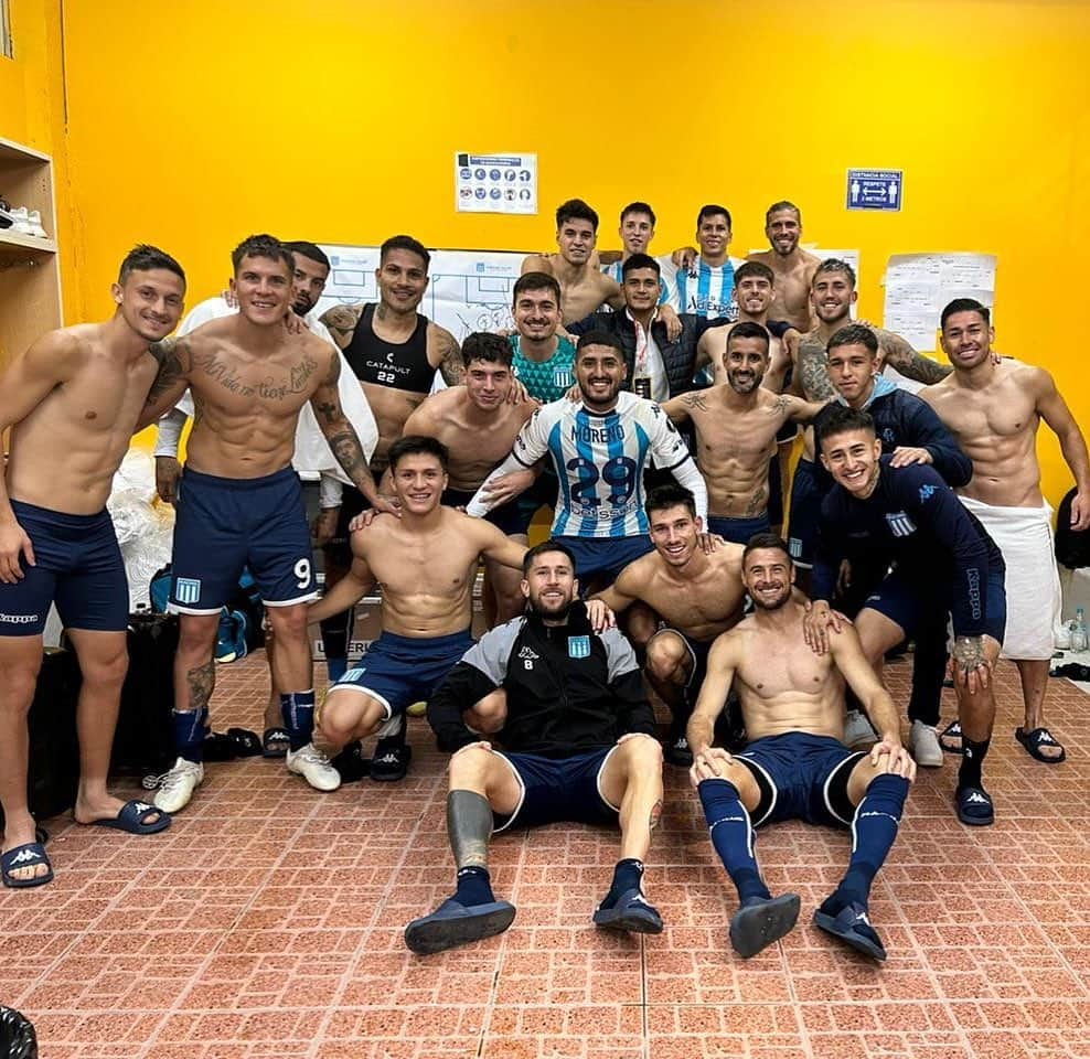 エミリアーノ・インスアのインスタグラム：「Vamos @racingclub Carajo 💙  Siempre así de JUNTOS tirando todos para el mismo lado 💪💪💪💪  @libertadores」