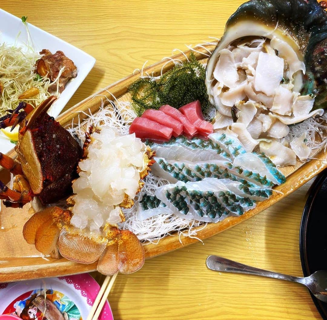 とぎもちさんのインスタグラム写真 - (とぎもちInstagram)「. 【沖縄 🇯🇵 오키나와】  牧志公設市場の1階の市場にある 魚久鮮魚さんでお魚、貝を購入し 2階にある食堂でお昼ごはん♪  欲張って3種類選んだら 2万円超えた😂💦  でも沖縄ならではのお魚や貝 イラブチャー、夜光貝など 色々食べれて美味しかった😍  お刺身やバター炒め、お味噌汁など いろんなのに分けて使ってくれました♪  #魚久鮮魚店 #魚久鮮魚 #牧志公設市場 #豊年 #国際通り #那覇 #沖縄 #日本 # 沖縄旅行#国際通りグルメ #那覇グルメ #沖縄グルメ #沖縄フード #沖縄料理 #沖縄名物 #우오히사센교 #마키시코우세츠이치바 #나하 #오키나와 #일본 #とぎもち沖縄 #とぎもち牧志公設市場 #とぎもち魚久鮮魚 #とぎもちお刺身 #とぎもち魚」5月24日 12時14分 - togistagram