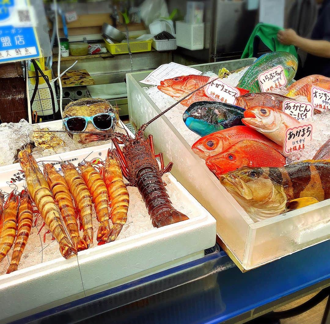 とぎもちさんのインスタグラム写真 - (とぎもちInstagram)「. 【沖縄 🇯🇵 오키나와】  牧志公設市場の1階の市場にある 魚久鮮魚さんでお魚、貝を購入し 2階にある食堂でお昼ごはん♪  欲張って3種類選んだら 2万円超えた😂💦  でも沖縄ならではのお魚や貝 イラブチャー、夜光貝など 色々食べれて美味しかった😍  お刺身やバター炒め、お味噌汁など いろんなのに分けて使ってくれました♪  #魚久鮮魚店 #魚久鮮魚 #牧志公設市場 #豊年 #国際通り #那覇 #沖縄 #日本 # 沖縄旅行#国際通りグルメ #那覇グルメ #沖縄グルメ #沖縄フード #沖縄料理 #沖縄名物 #우오히사센교 #마키시코우세츠이치바 #나하 #오키나와 #일본 #とぎもち沖縄 #とぎもち牧志公設市場 #とぎもち魚久鮮魚 #とぎもちお刺身 #とぎもち魚」5月24日 12時14分 - togistagram