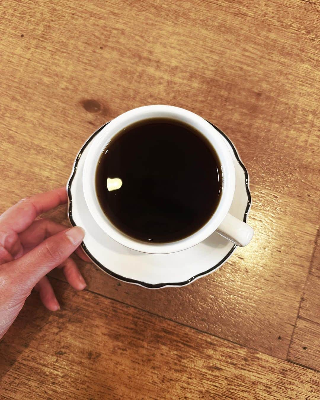 畑中奈緒美さんのインスタグラム写真 - (畑中奈緒美Instagram)「• ☕️🪴🤸🏼‍♂️  珈琲と植物とカポエイラの話し。 入り口のブーゲンビリアは今頃 満開なのでしょうか😌  また早く行きたいな。  しかしまぁ、 カウンターでひっそりと佇む 火星人が可愛すぎて🪴💚  #なおみさんぽ」5月24日 12時15分 - hatanaka_naomi