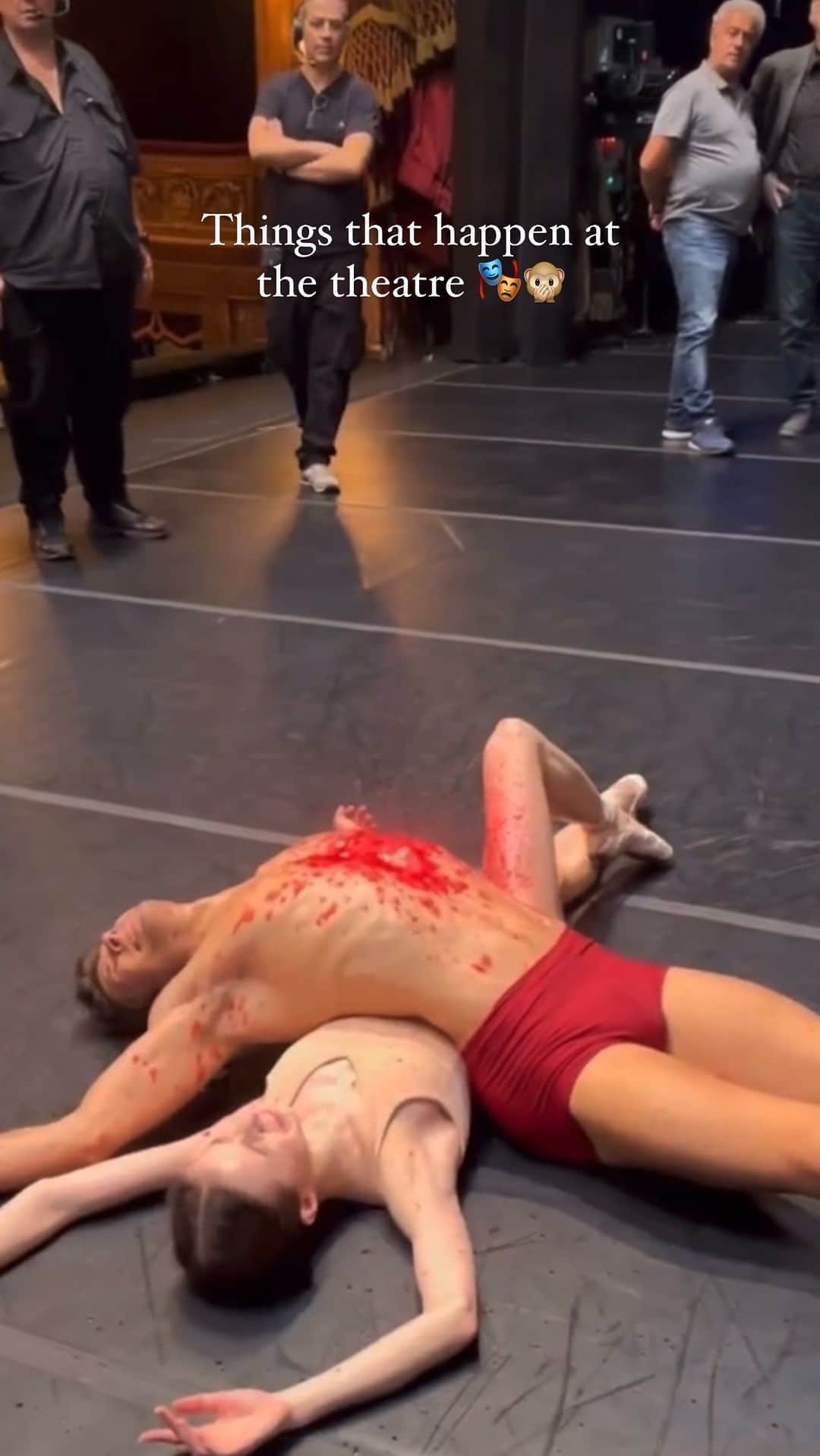 マリア・コーレワのインスタグラム：「This is what I call FUN! 🩸🙊😂 Trying the flow of artificial *very real* blood after today’s stage run of CARAVAGGIO by Mauro Bigonzetti with @robertobolle 😍  Вот, как выглядит настоящее веселье 🩸🙊😂 Пробуем на себе водопад искусственной *очень настоящей* крови после сегодняшней оркестровой репетиции КАРАВАДЖО Мауро Бигонцетти с @robertobolle в @teatrocolon 😍」