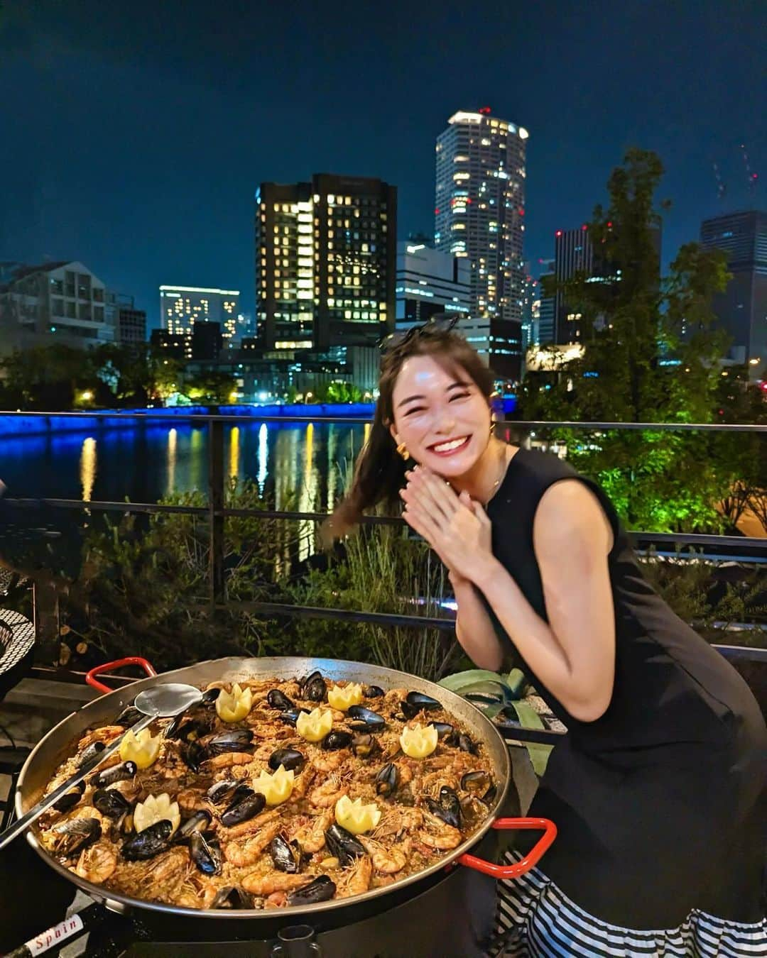 石井里奈さんのインスタグラム写真 - (石井里奈Instagram)「大阪での夜ご飯🐙✨  @maison_de_luxe_lunettes の1周年とPOPUP成功祈願でみんなでプレミアムBBQを👏✨ . @no.3jinmaru さんで！ 大阪にこんなにおしゃれで行けてるところがあったとは！！🥹✨ 夜景も綺麗だし特注の鉄板焼きやBBQマシンが！ こんな大きなパエリアとかみたことなくて感動！しかも全部とびきりおいしい🤣❤️ 焼きそばも大阪らしく太麺の甘辛味で美味しくておかわりしたよ笑 お肉もすごかったー！こっちは東京カレンダーじゃなくて関西ウォーカー風の写真も📷笑 . お洋服は @bordersatbalcony.official ♡ バッグは @bonaventura.official 。 髪の毛アップにするだけで印象かわるよね！ . イメージモデルを一緒にしている @girolamo.me さんが本当に気さくでかっこよくてこの大阪でよりファンになりました😆❤️こんなイケオジ最高すぎる🥺🥺🥺✨ . 沢山いつも素敵な企画をしてくれる楠田夫婦に感謝♥️ありがとうございます！ . #bordersatbalcony #ボーダーズアットバルコニー #大阪 #大阪ディナー #osaka #大阪グルメ #中之島 #barbanks #ジローラモ さん #bbq #バーベキュー #パエリア #paella #焼肉 #yakiniku #肉」5月24日 12時16分 - ri7tin1025