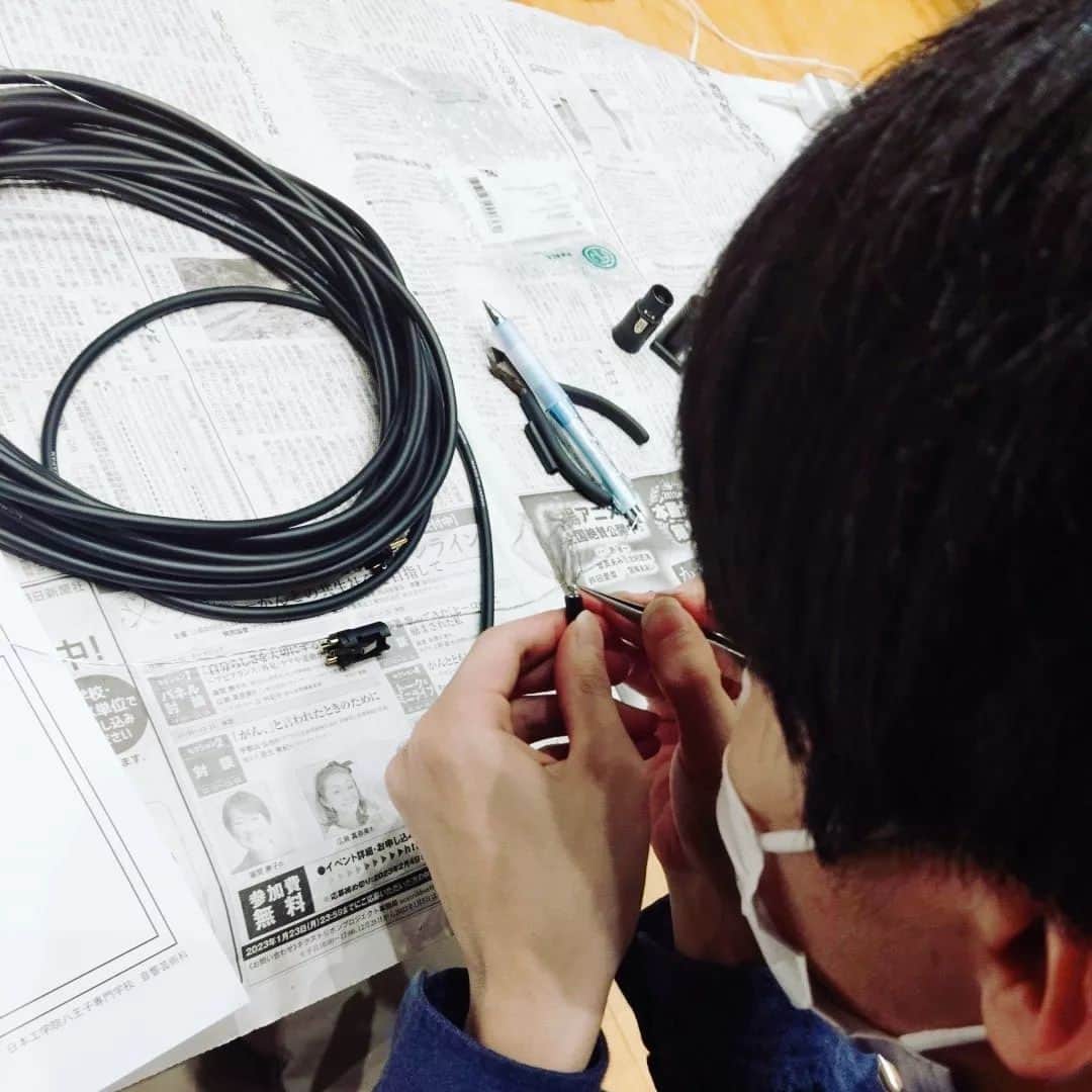 日本工学院さんのインスタグラム写真 - (日本工学院Instagram)「音響芸術科の学生が、ケーブル制作実習に挑戦中💁 . . 「#日本工学院」をチェック！！ 学生が投稿したリアルな日常風景を見ることができますよ！ . . #nihonkogakuin #専門学校 #日本工学院八王子専門学校 #日本工学院専門学校 #教職員投稿写真 #音響芸術科 #若きつくりびと #音響 #音響機材 #映画 #映画監督 #映画鑑賞 #映画撮影 #舞台裏 #レコーディングスタジオ #レコーディングエンジニア #レコーディング #アーティスト #ミュージシャン」5月24日 12時17分 - nihonkogakuin