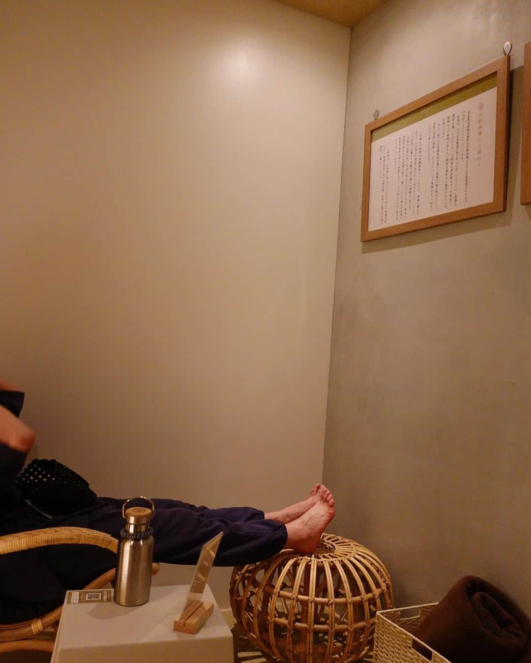井上麻衣さんのインスタグラム写真 - (井上麻衣Instagram)「母と一緒に温活してきました💓  酵素風呂専門店で 奈良の吉野産ヒノキを使用してるの。 香りが爽やかでリラックス効果も高い！  初めてだったのでお店の方に説明を受けて 入浴します  今回はこちらのコース ☑︎ご褒美プラン プランに付いているよもぎボディパックが とても良くてこれはやってほしい🙌  入浴自体は１５分なんだけど 開始５分で発汗してきて水分補給は必須！ 温度は６５〜８０度だけど 実際の体感温度は４２度くらいだから安心してください🥺笑 熱すぎたらタオルで調節もしていただけます🎶  入浴後はシャワーを浴びてパックやおがくずを流して終了🌟  最後に頂いたこうじドリンクが美味しすぎて 買って帰ればよかったと後悔😢  体の内側から温まったお陰で この日は一日中ポカポカしてました！ 最近は半身浴できてなかったので 満足度が高すぎた温活日だったよ💓  ☑︎発酵温浴nifu @nifu_takatsuki  ・ ・ ・ ・ #温活#酵素#酵素風呂#発酵温浴#nifu #高槻店#こうじ#デトックス#美活#腸活#朝活#リラックス#ダイエット#産後ダイエット#PR」5月24日 12時28分 - mai_inoue