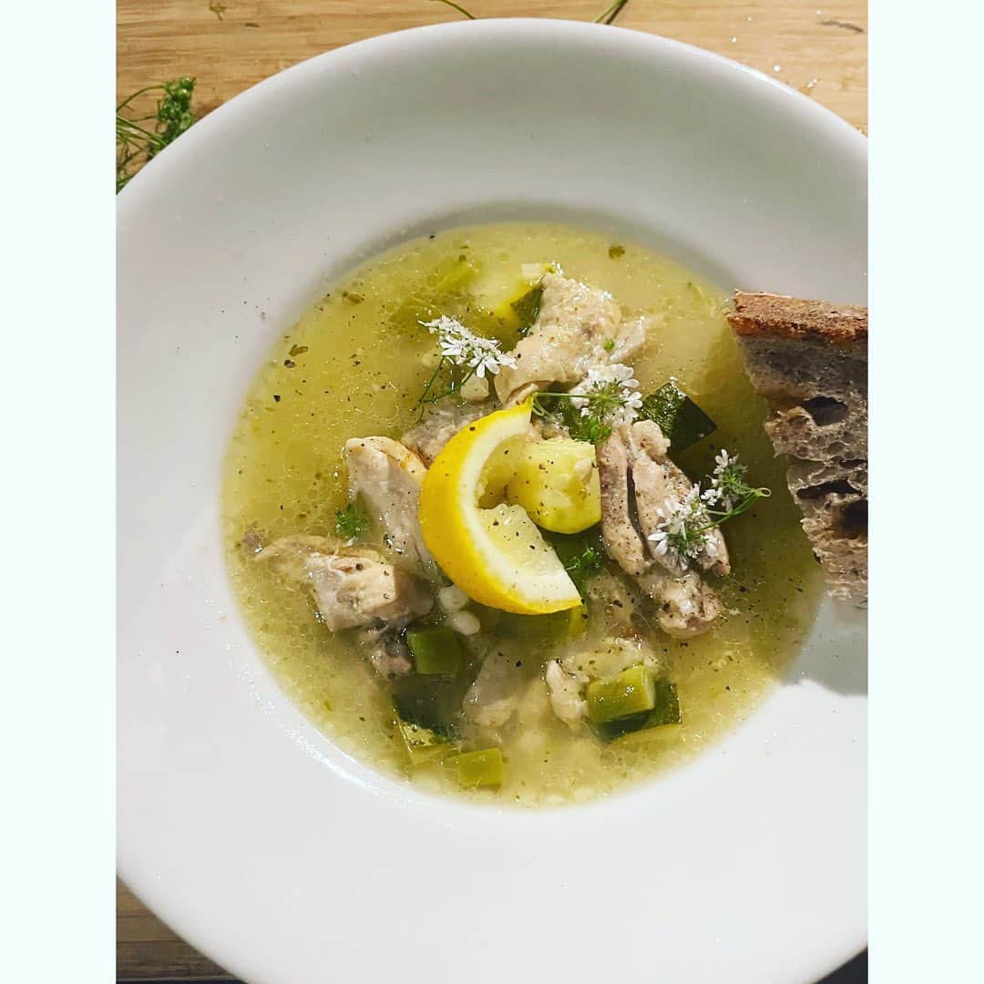 journaleatripのインスタグラム：「coriander and lemo   作ったのはお野菜だけの ペリメニ、 青大豆を柔らかく茹で切り干し大根や粟、もちきびなどをいれ スパイスで味をつけたものをモロヘイヤとトマトのスープと一緒に。 もう一皿は 鶏と麦を檸檬果汁、コリアンダーコトコト煮たスープ🍋  まみちゃんを想っていたら 鎌倉の友達の母(姉)と もっちゃんの畑に今が旬、コリアンダーの花と 種を摘みに向かっていた。  時間に追われないで ちゃんと時間を使う。 ご褒美のような気持ちが 生まれたりして 料理が優しく澄んだ仕上がりになる気がする。  旅は道連れの友ともよき時間。 有難う。」