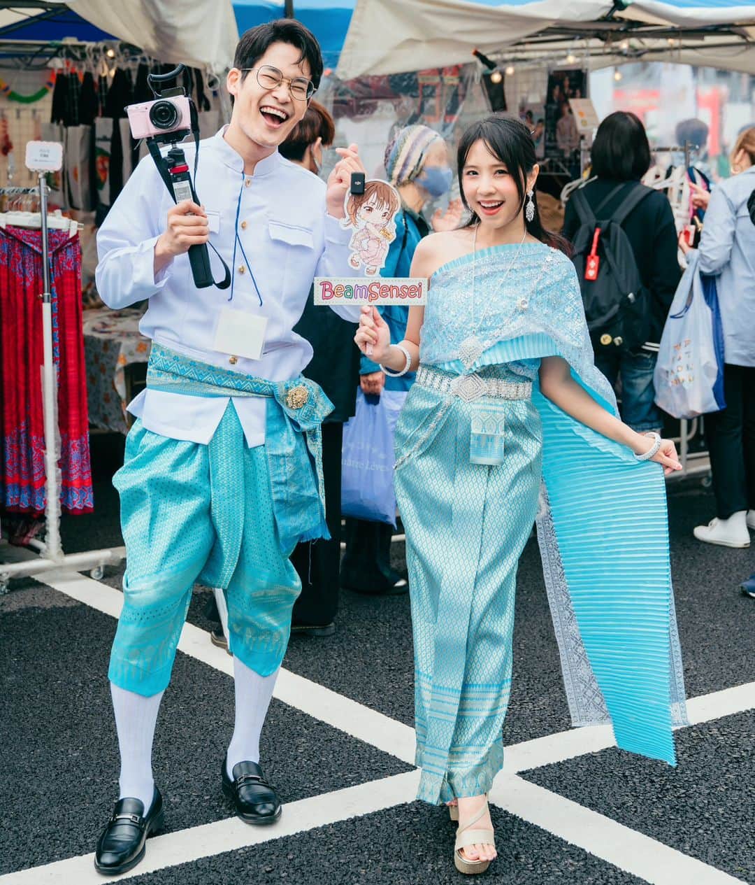 ビーム先生のインスタグラム：「Thai Festival Osaka & Tokyo สี่วันจบแล้วค่าาา !  รอบนี้มีเปลี่ยนสีชุดด้วย สวยหล่อมั้ย ❤ บีมกลับมาไทยแล้วค่ะ 4日間🇹🇭🇯🇵色んな方に会えて楽しかったです。  ถ่ายรูปกับคนเป็นพันเลย ขอบคุณชาวญี่ปุ่นและชาวไทยที่มาทักทายกันอย่างอบอุ่นนะคะ ใครอยากดูบรรยากาศ ดูไลฟ์สดที่ช่องได้เลยนะ  ส่วนคลิปเต็มจะรีบทำนะคะ 😂  ขออภัยท่านที่ไม่ได้ถ่ายรูปตอนกำลังไลฟ์สดจริง ๆ อยากถ่ายกับทุกคนเบย แต่ว่าถ้าถ่ายตอนไลฟ์เดี๋ยวมันจะกลายเป็นแถวยาว ฮือๆๆ  ขอบพระคุณ NHK ด้วยค่ะ ที่มอบสถานที่พักพิง มีแบ็คดรอปให้ด้วย 555 ดีใจที่ได้ทำงานร่วมกันมากค่ะ  พรุ่งนี้กลับละ เจอกันที่ไทยเฟสนาโงย่าต่อนะเดือนหน้า บะบายยย  ขอบคุณภาพสวย ๆ จาก @hamuhamuki ตากล้องสาวชาวไทยในญี่ปุ่นค่ะ   インタビューのご協力もありがとうございました。頑張って編集します。　 明日帰ります😭 そして、来月の名古屋タイフェスでまたお会いしましょう！  PS: たくさんのお土産をいただきました😭会いに来てくださるお気持ちだけで十分ですが、お土産まで持ってきてくださって本当にありがとうございました。全部持って帰りました👌  BeamSensei  #thaifestival #thaifestival2023 #タイフェス　#タイフェスティバル2023」