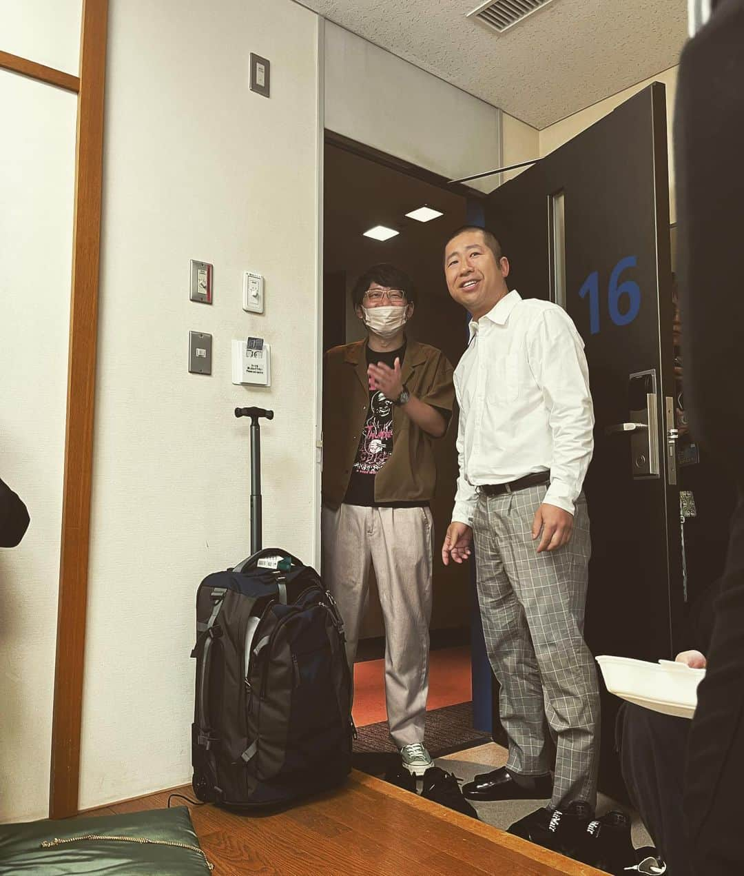 イーグル溝神さんのインスタグラム写真 - (イーグル溝神Instagram)「ザセカンドの写真何個かアップしておきます。 あっ！ 松本さんに仕事増えると言われた超新塾です。(今年一年言っていこうと思います)  応援ありがとうございました。  ベスト8！  何月か分からなくなるぐらい緊張と集中 そして成長させてもらいました。  決勝残った僕達が頑張らないと来年の大会に響くかもと言う大役を任されてる気分です。今後ともよろしくお願いします。  #超新塾　#ザセカンド　#THESECOND #お笑い　#金属バット　#マシンガンズ　#スピードワゴン　#三四郎　#ギャロップ　#テンダラー　#超新塾　#囲碁将棋」5月24日 12時30分 - eagle_mizokami