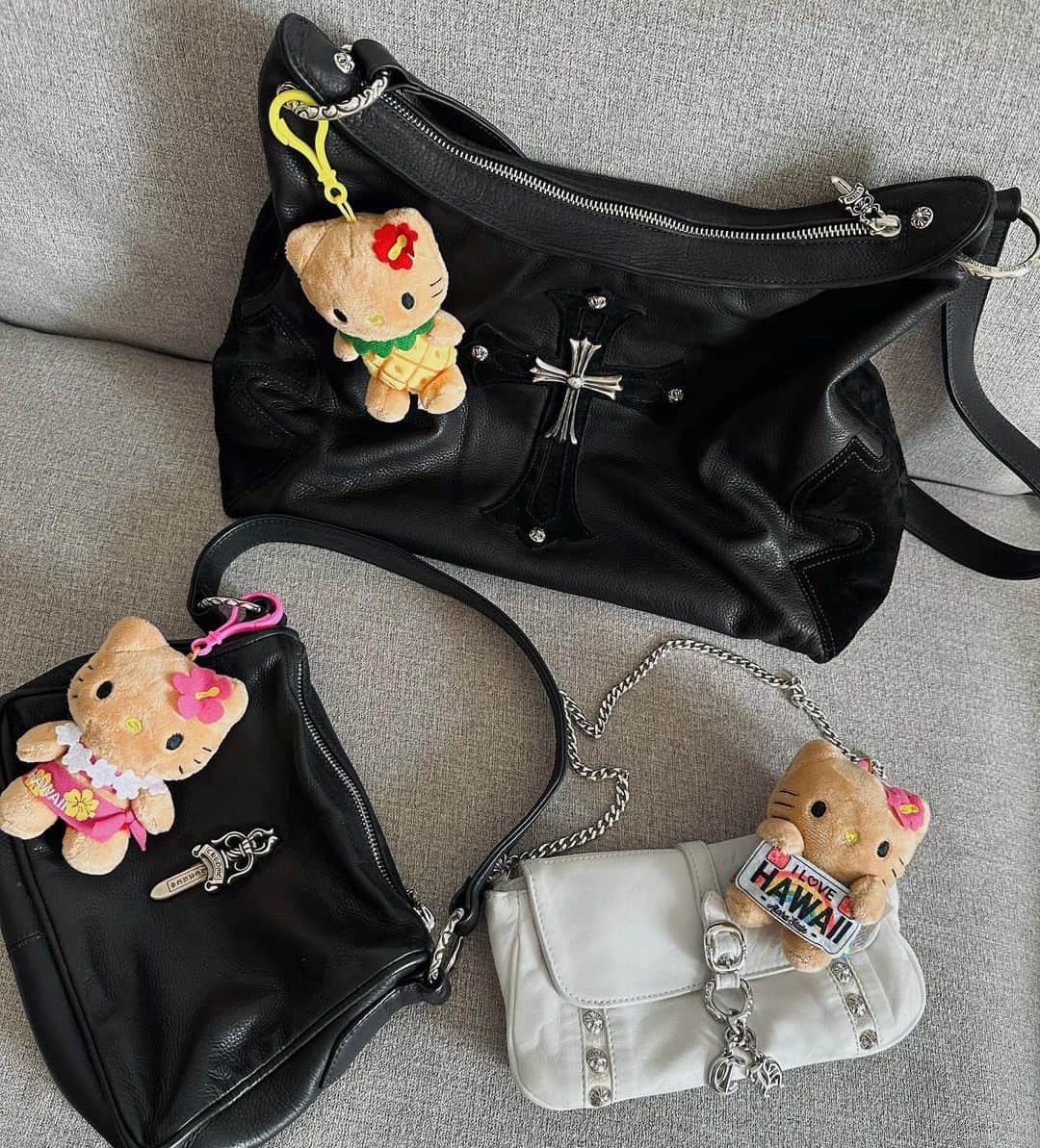 Abby Chenのインスタグラム：「感覺最近沒一隻黑皮kitty好像跟不上流行???!!!🤣」